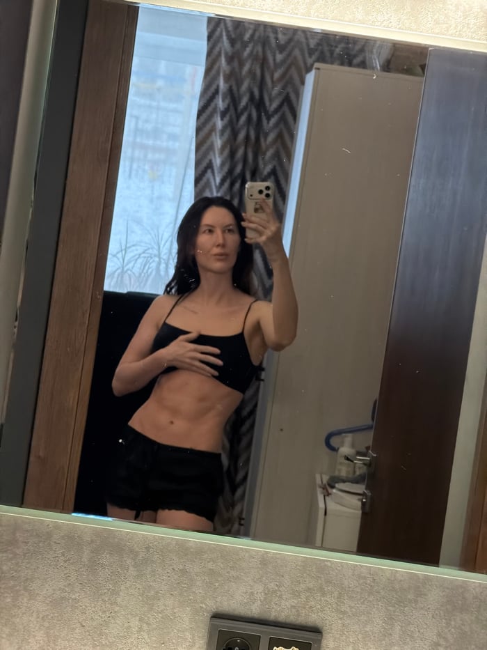 Woman documents morning routine in Perm apartment over two hours