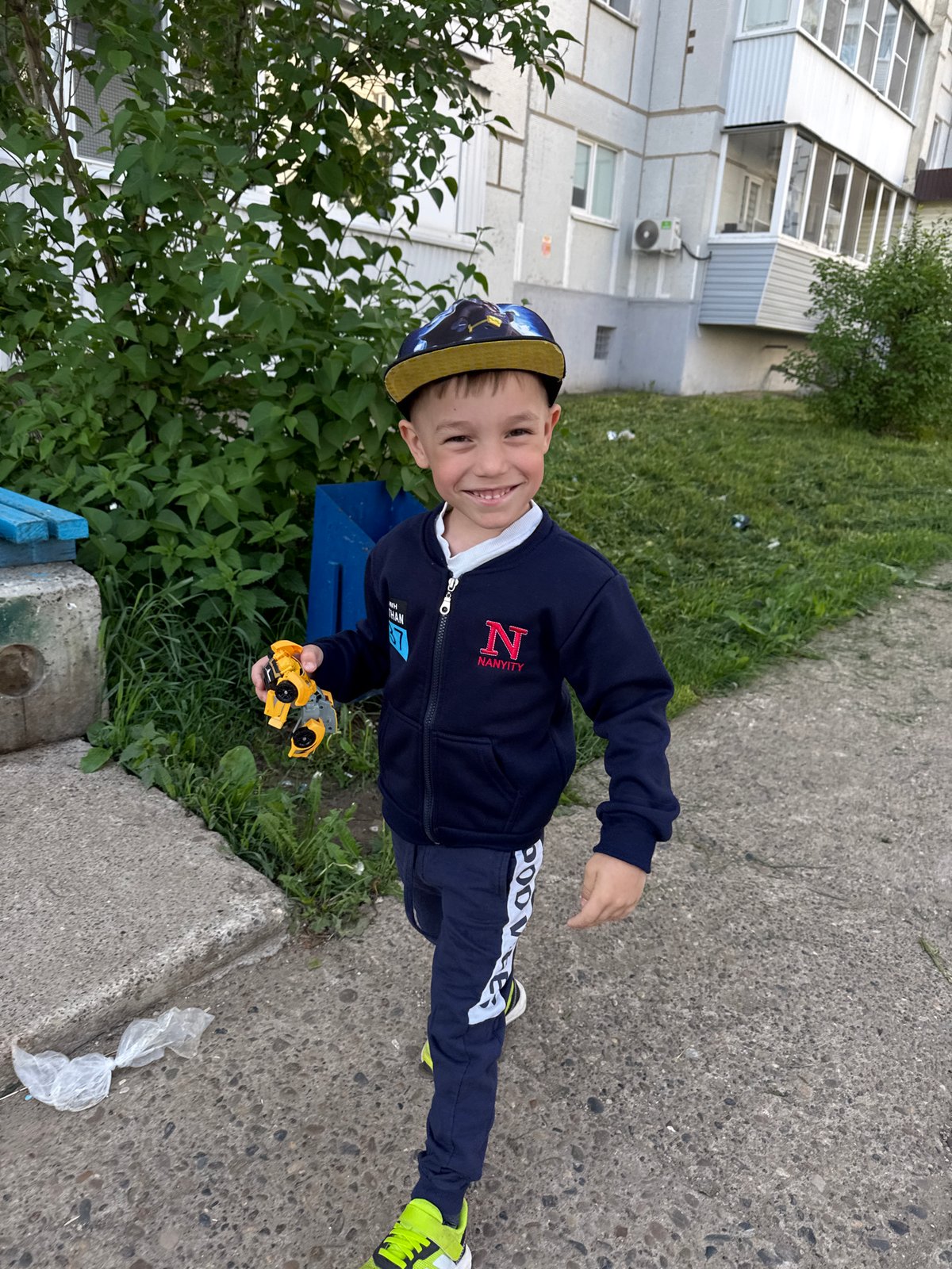 Early morning moments captured in Chaikovsky: child, coffee, poppies