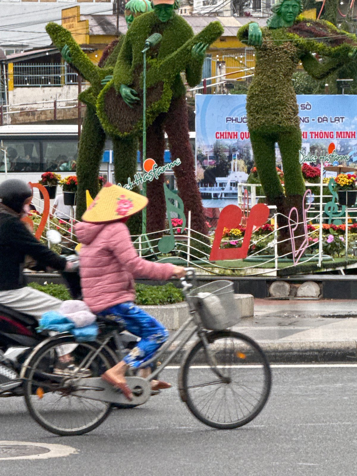 Rainy evening street life around Da Lat's Xuan Huong Lake