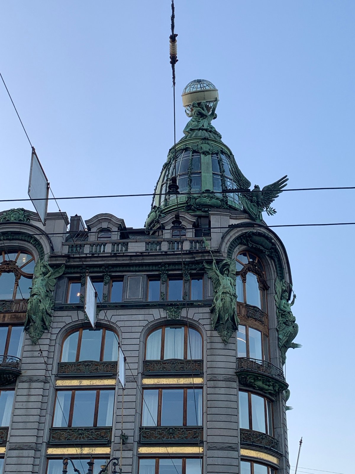 Tourist documents Saint Petersburg's historic architecture in 9-minute walking tour