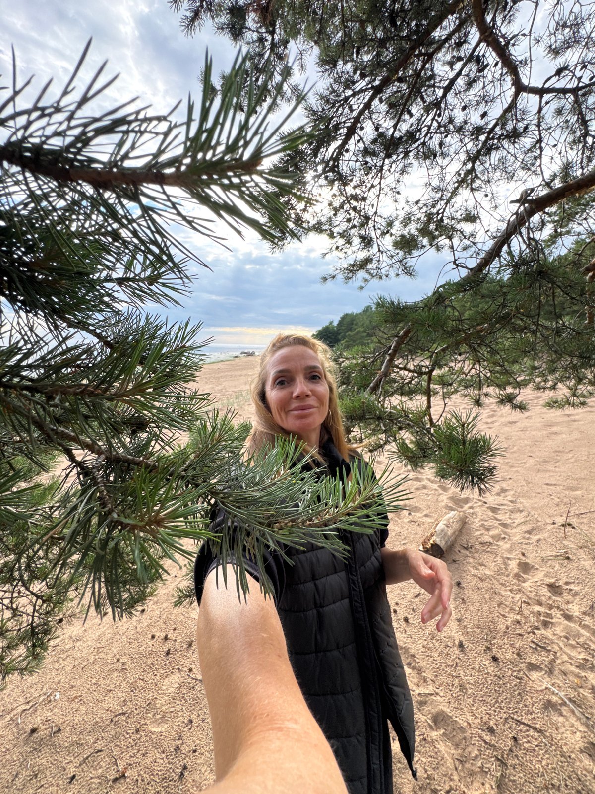 Lazy afternoon on an algae-covered beach in Zelenaya Roshcha