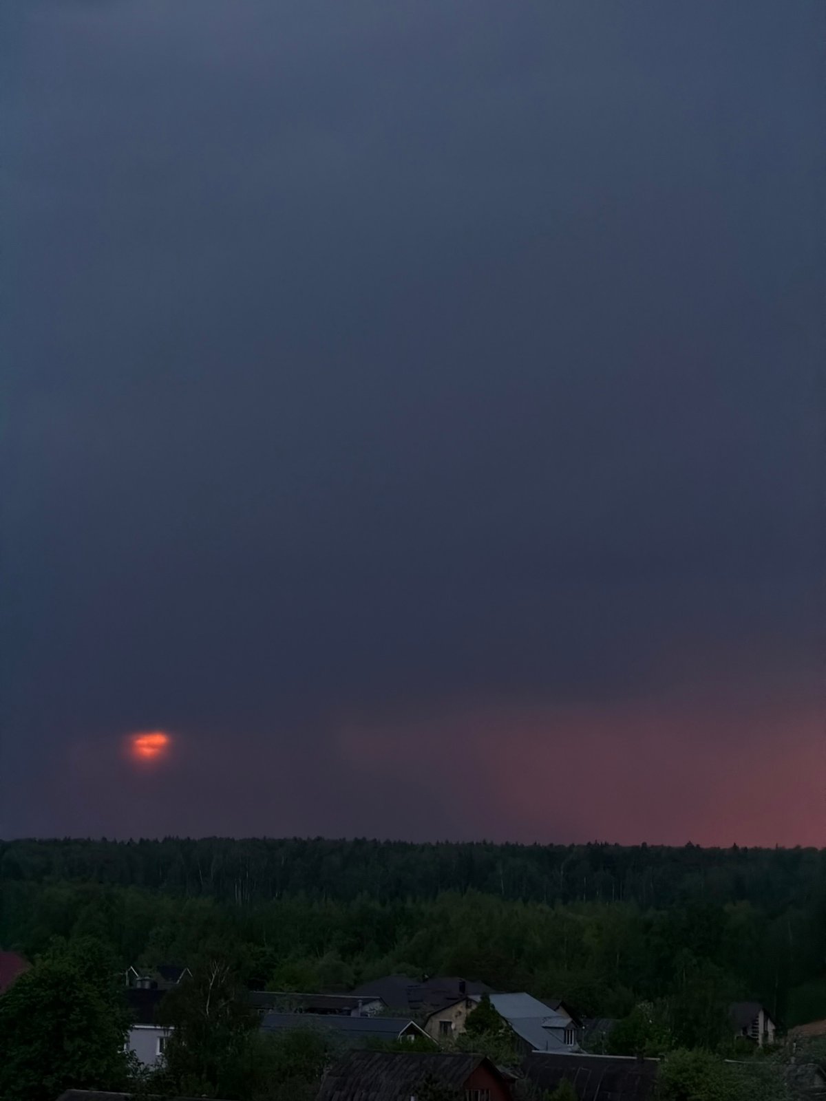 Evening thunderstorm with lightning strikes documented across suburban area