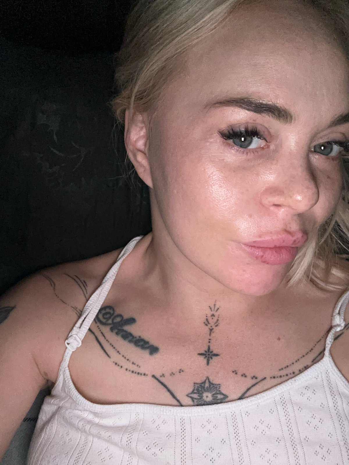 Blonde Woman Documented in 30 Portrait Photos Over Two Hours