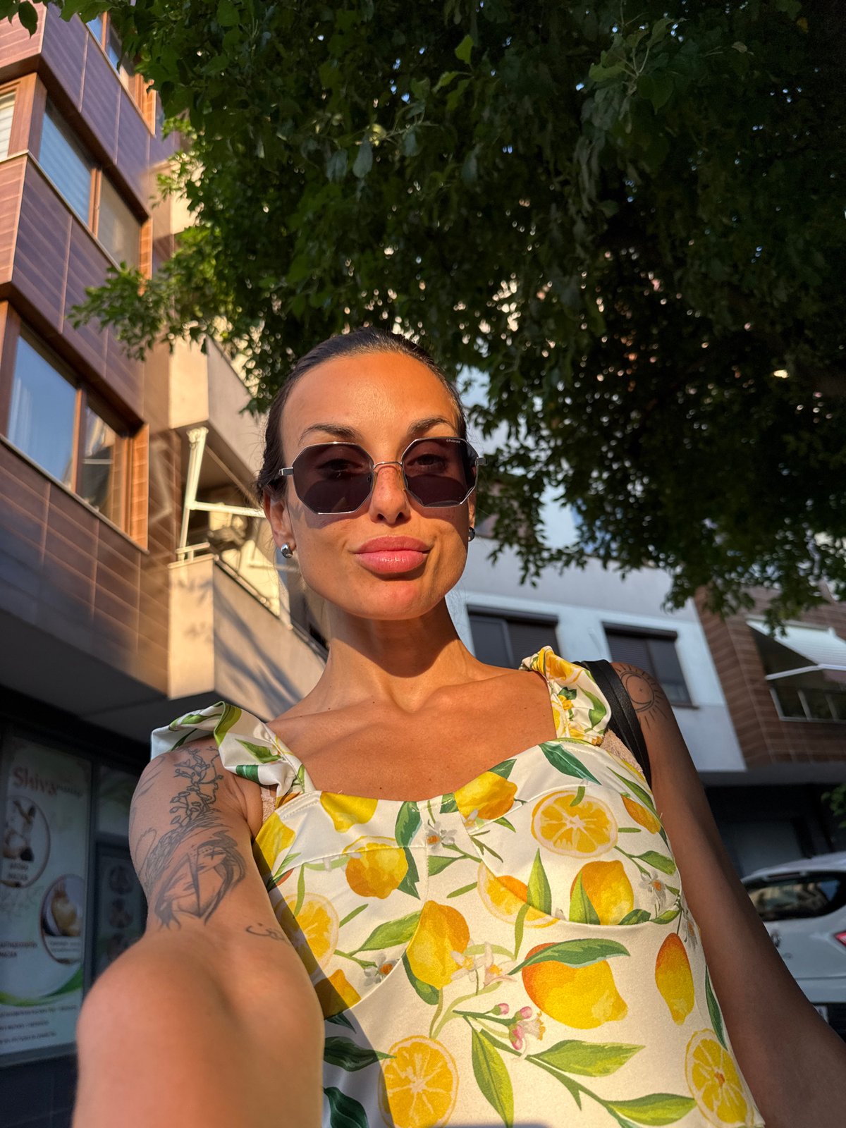 Afternoon selfies in Pleven, lemon dress and roses
