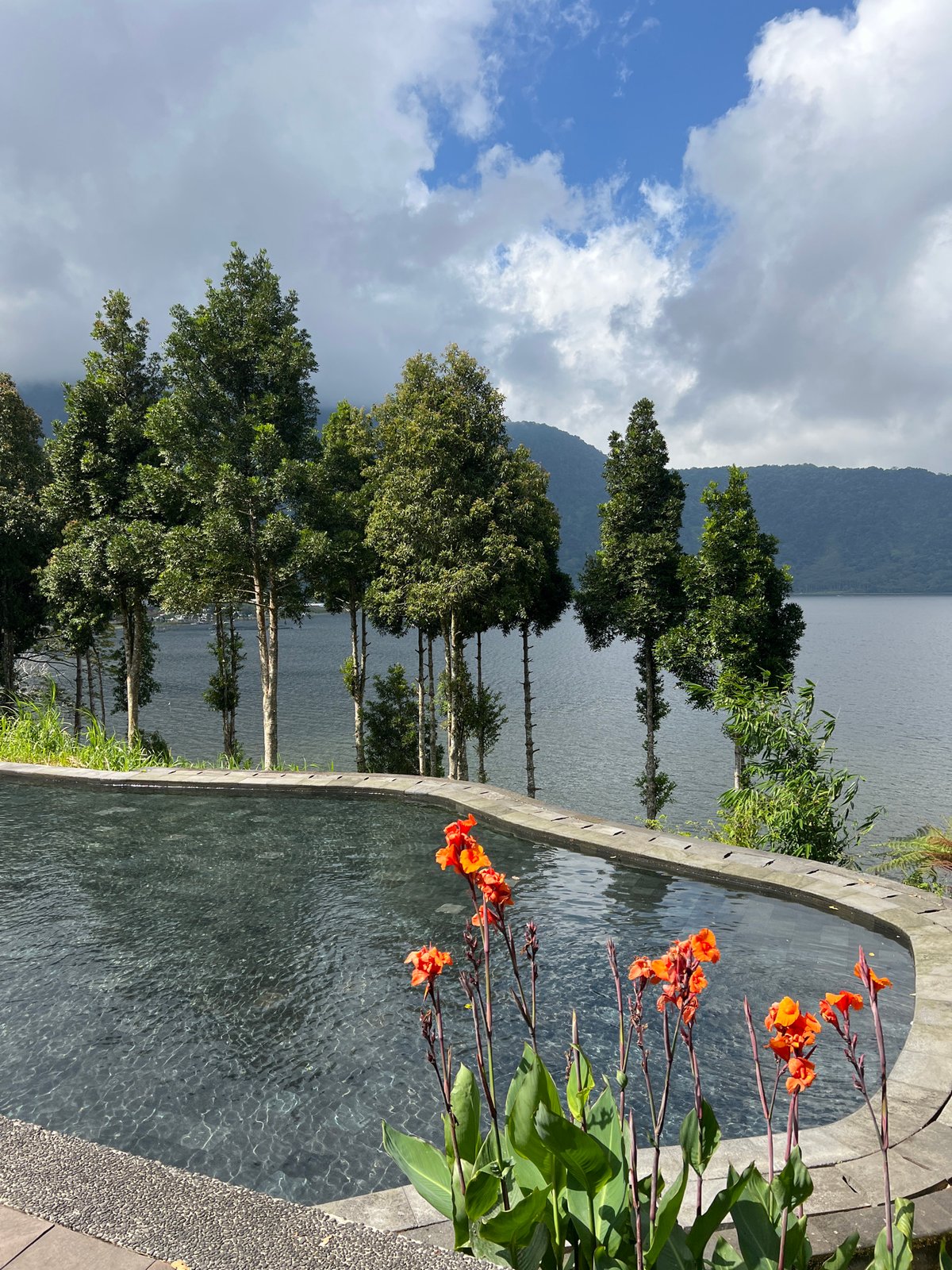 Morning lakeside resort dining experience in Baturiti, Indonesia
