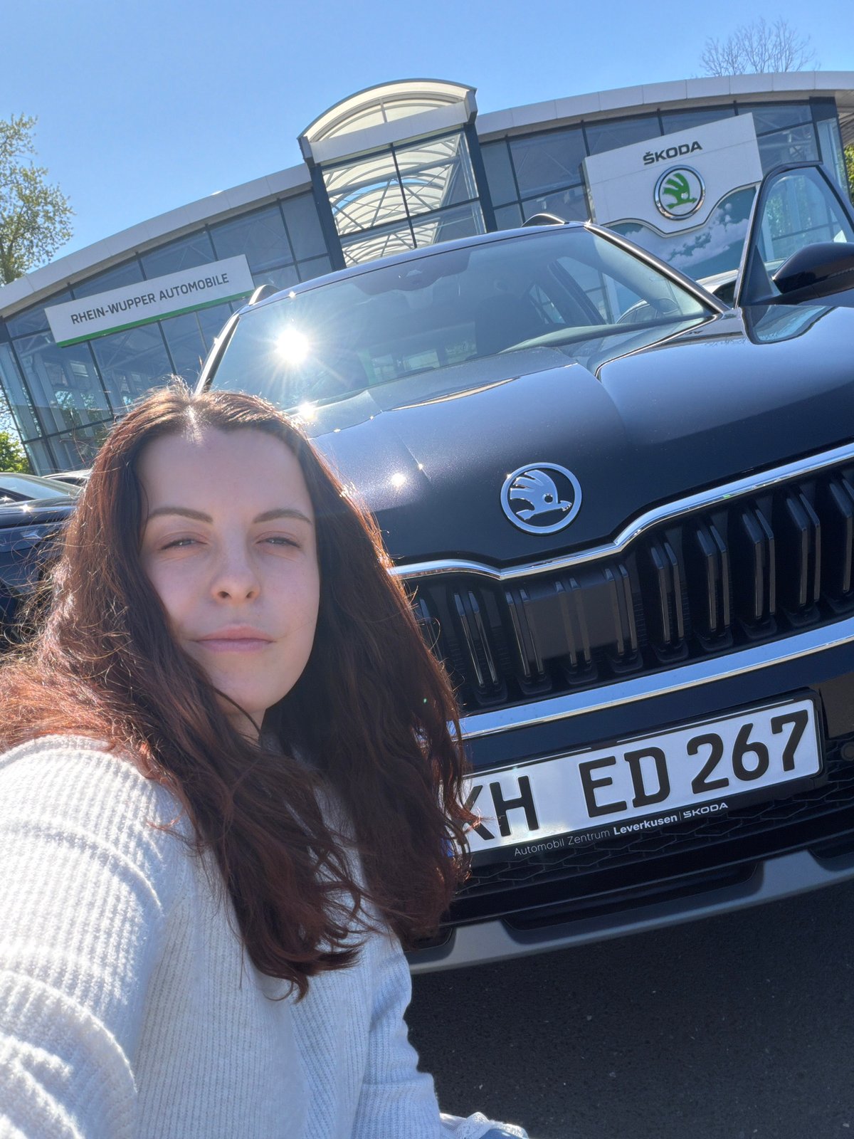 Customer purchases new Škoda vehicle at Leverkusen dealership