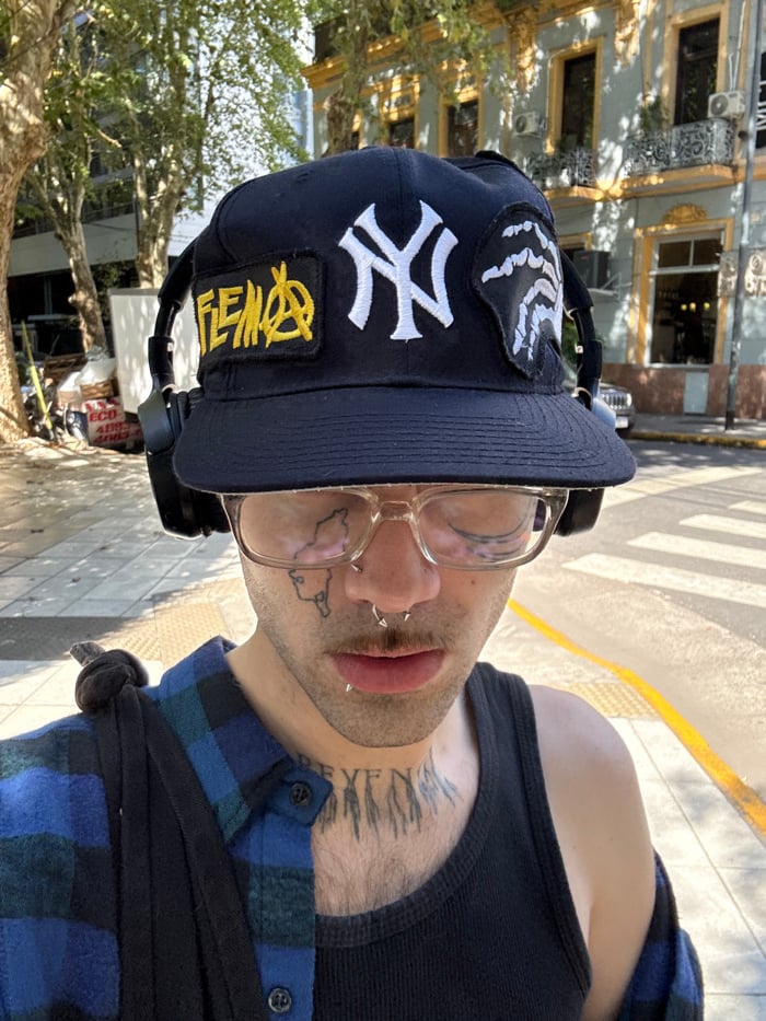 Yankees fan spotted with patched cap in Buenos Aires