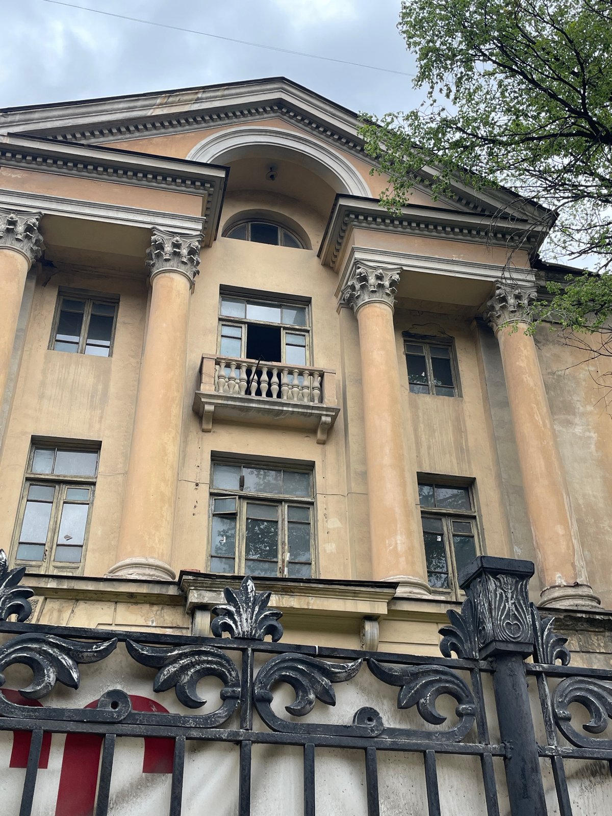 Afternoon street scenes and Easter displays documented across Yerevan