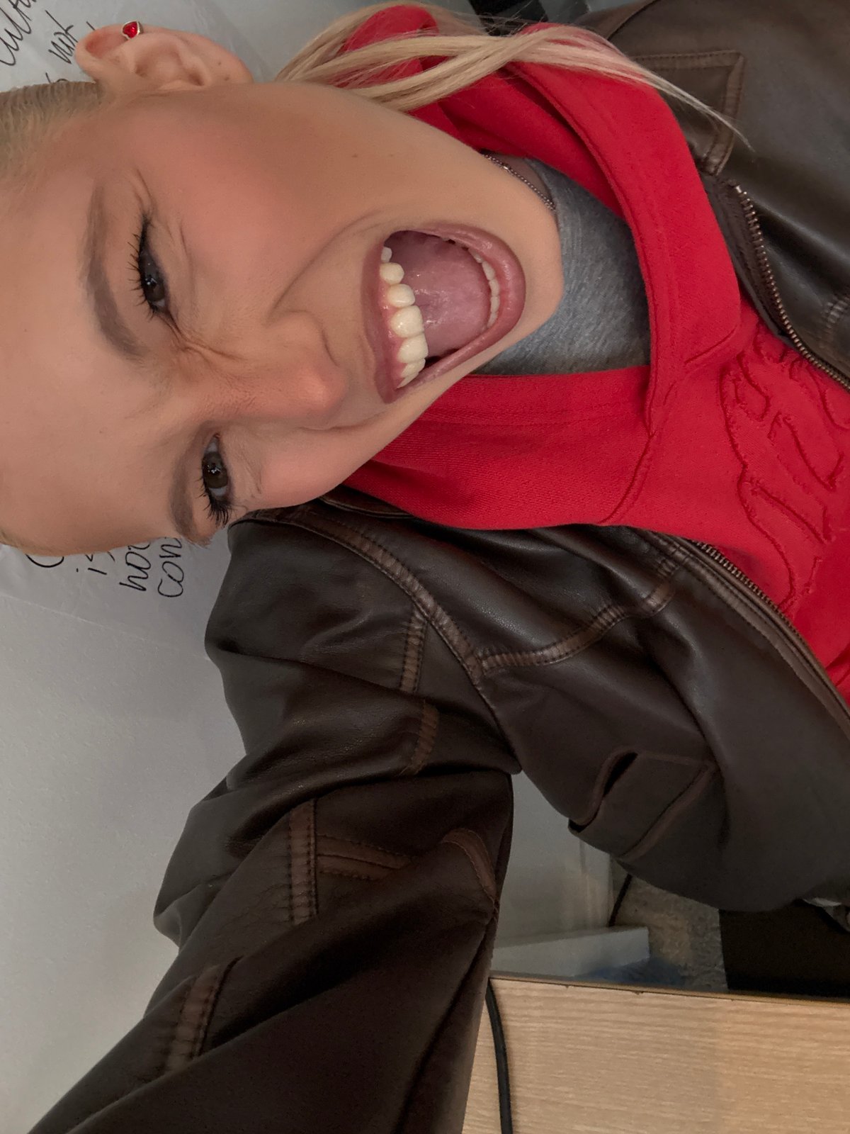 Expressive moment captured in upside-down photo in Antwerp