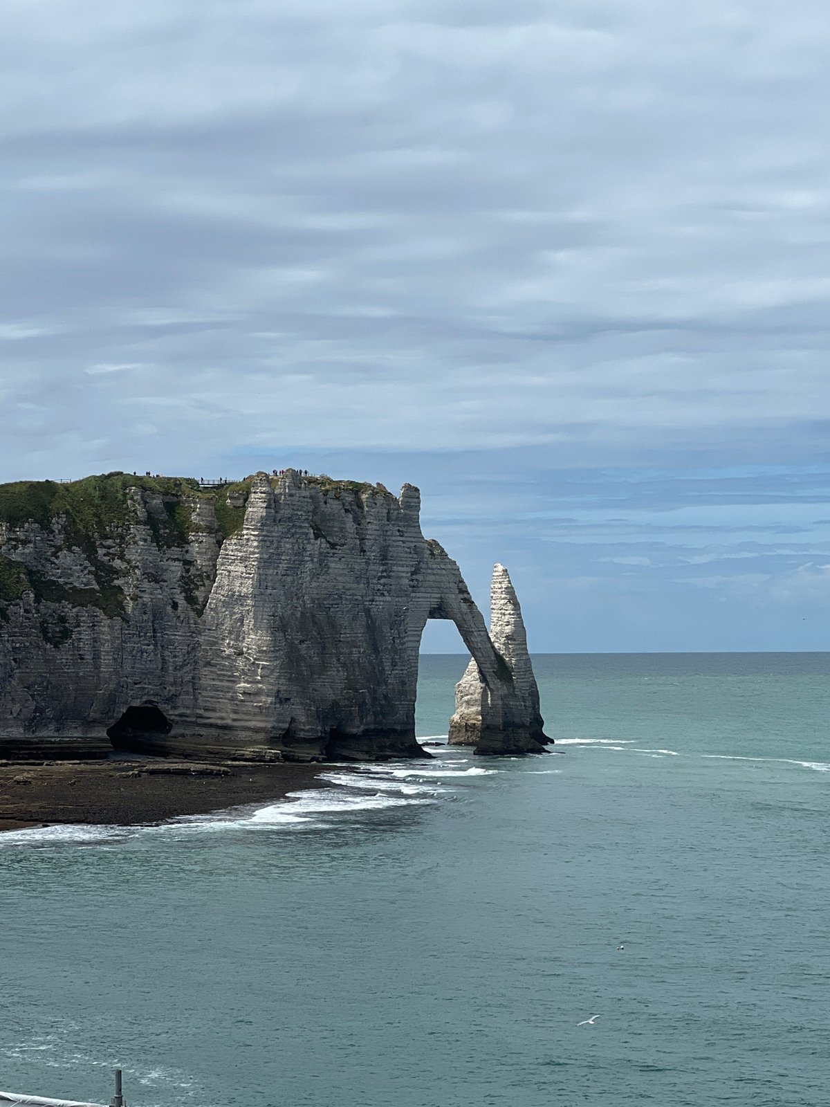 Tourists enjoy late morning visit to Étretat's iconic cliffs