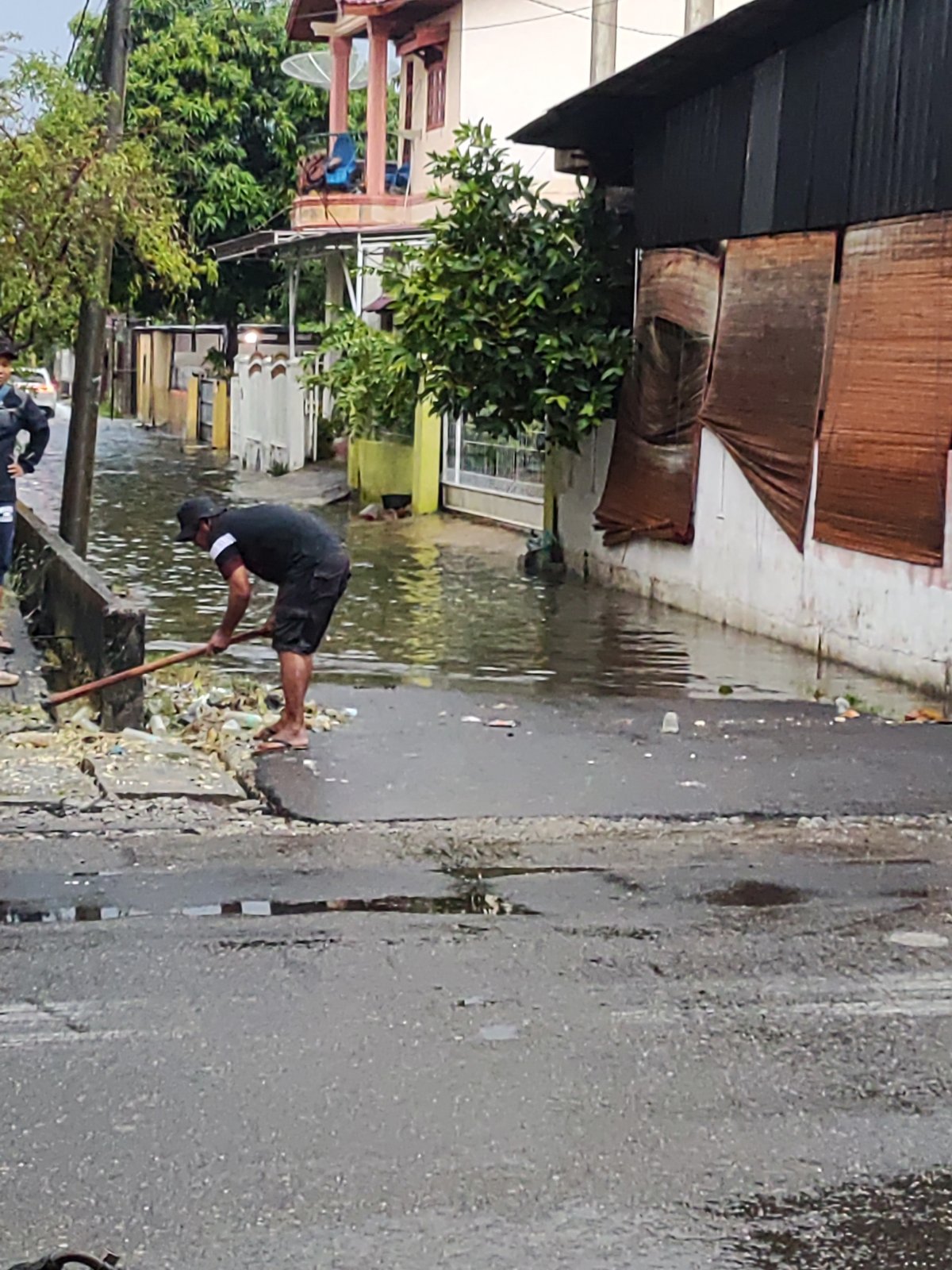Heavy rain soaks Lhokseumawe playgrounds and streets