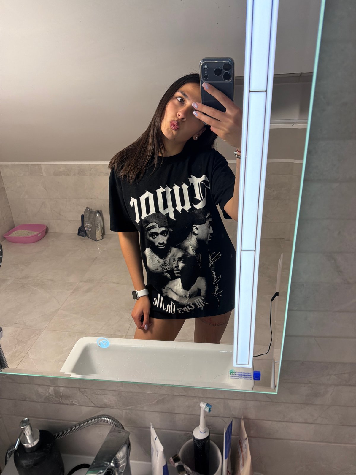 Woman takes bathroom selfies, shops at Gabrovo supermarket