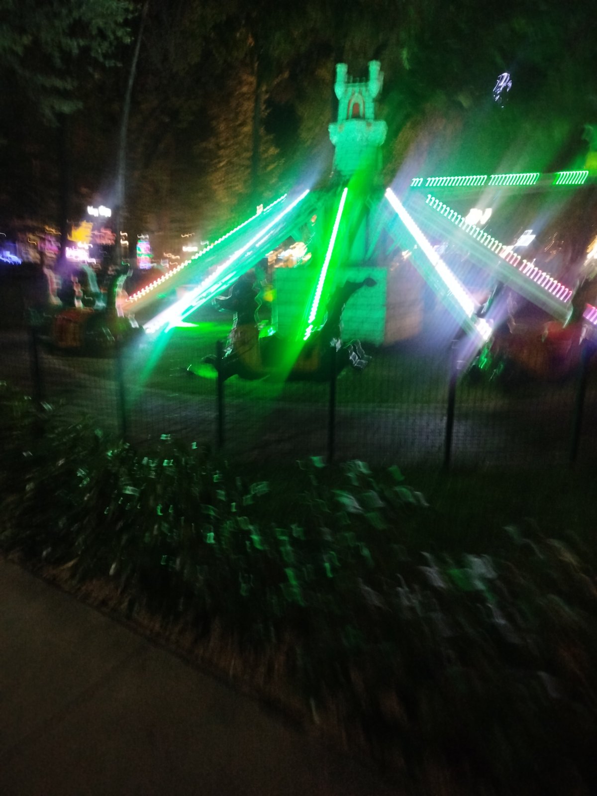 Nighttime lights and rides at a Tashkent amusement area