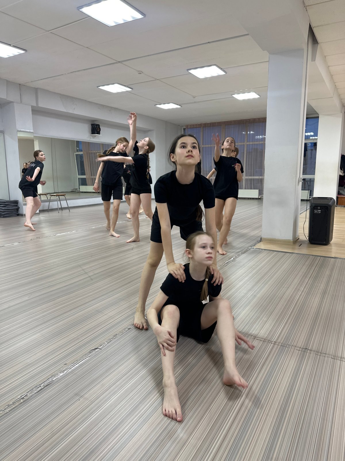 Young dancers practice evening session in Votkinsk studio