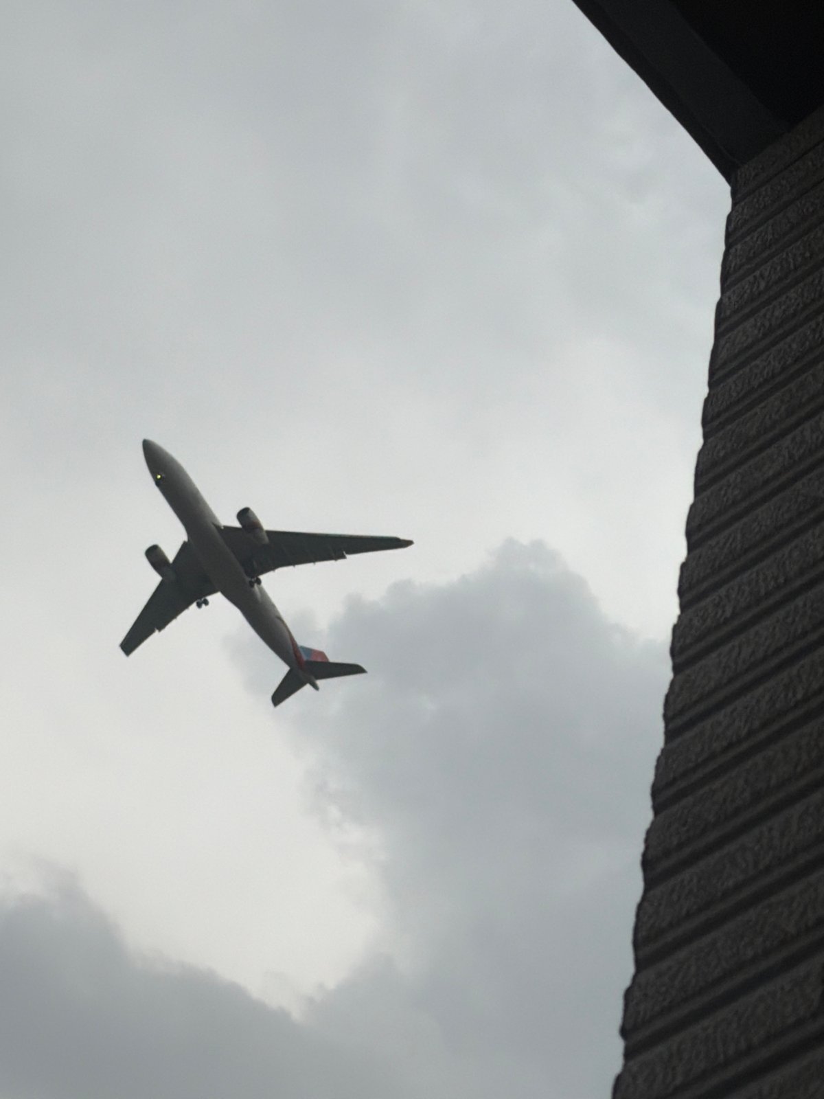 Planes over Delhi and a rainy rooftop view of Qutub Minar