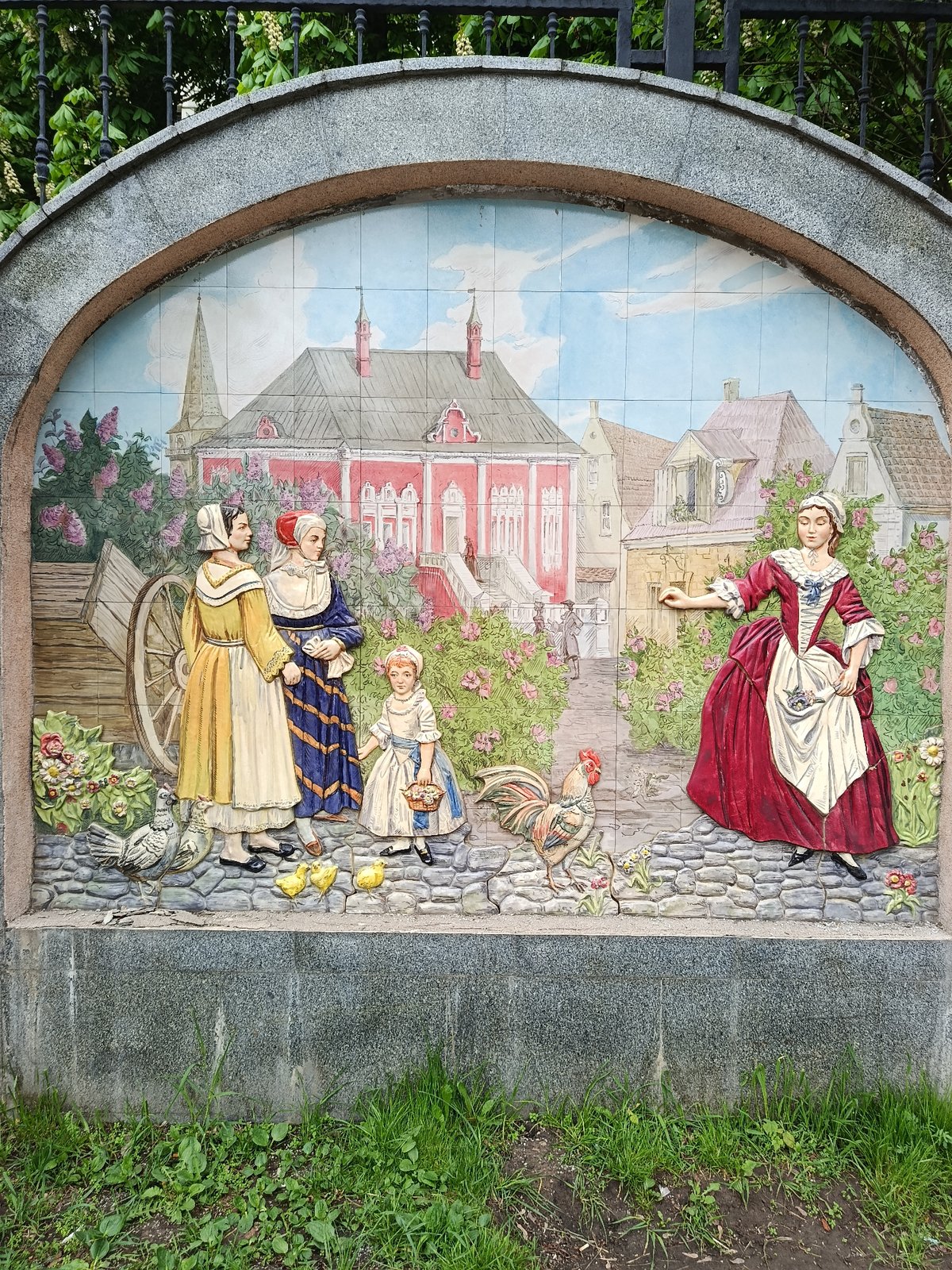 Moscow street scenes captured: murals, ribbons, flowers, restaurant displays