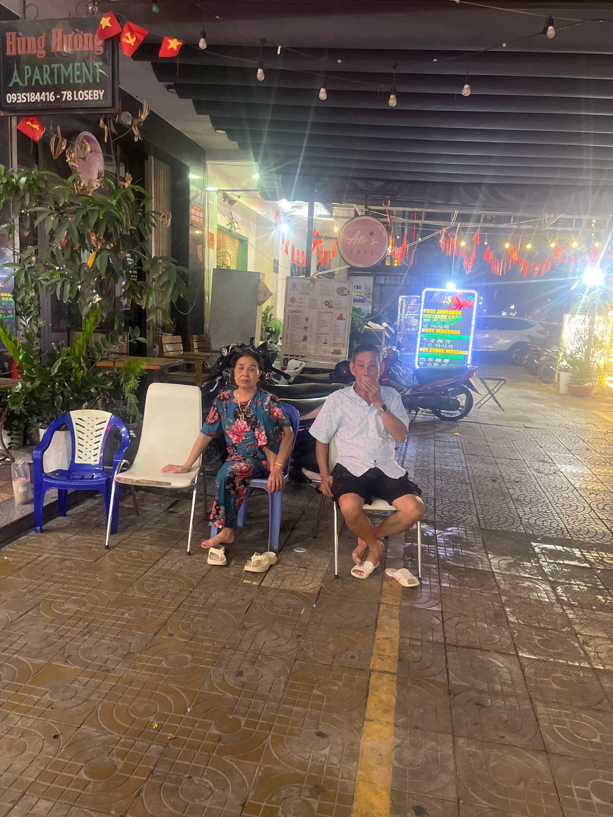 Evening street life documented across Đà Nẵng, Vietnam