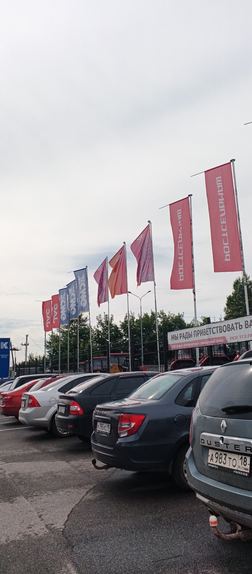 Everyday street-level activity around a commercial parking lot in Izhevsk