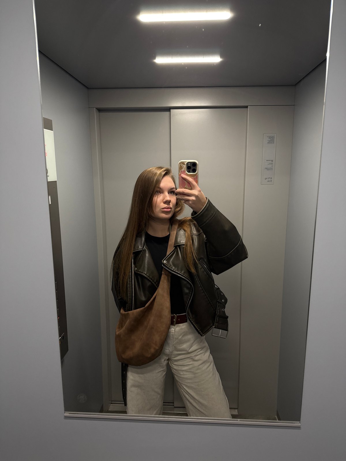 Woman Takes Elevator Selfie in Belgrade Suburb