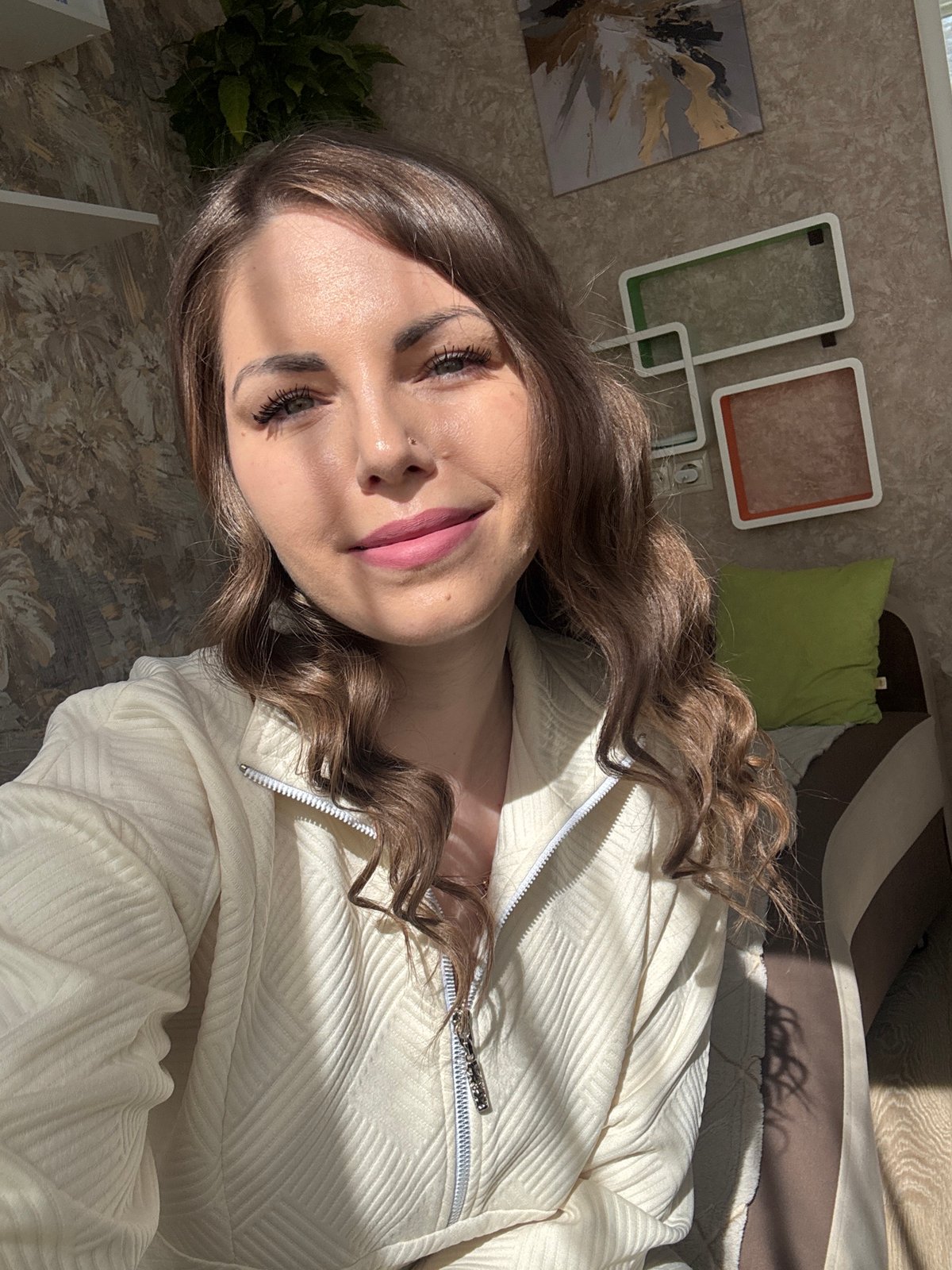 Woman captures morning selfies across indoor locations in Раздолье