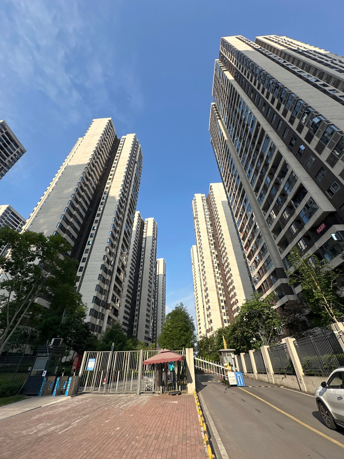 Everyday street-level life at a Chongqing High-tech Zone residential complex