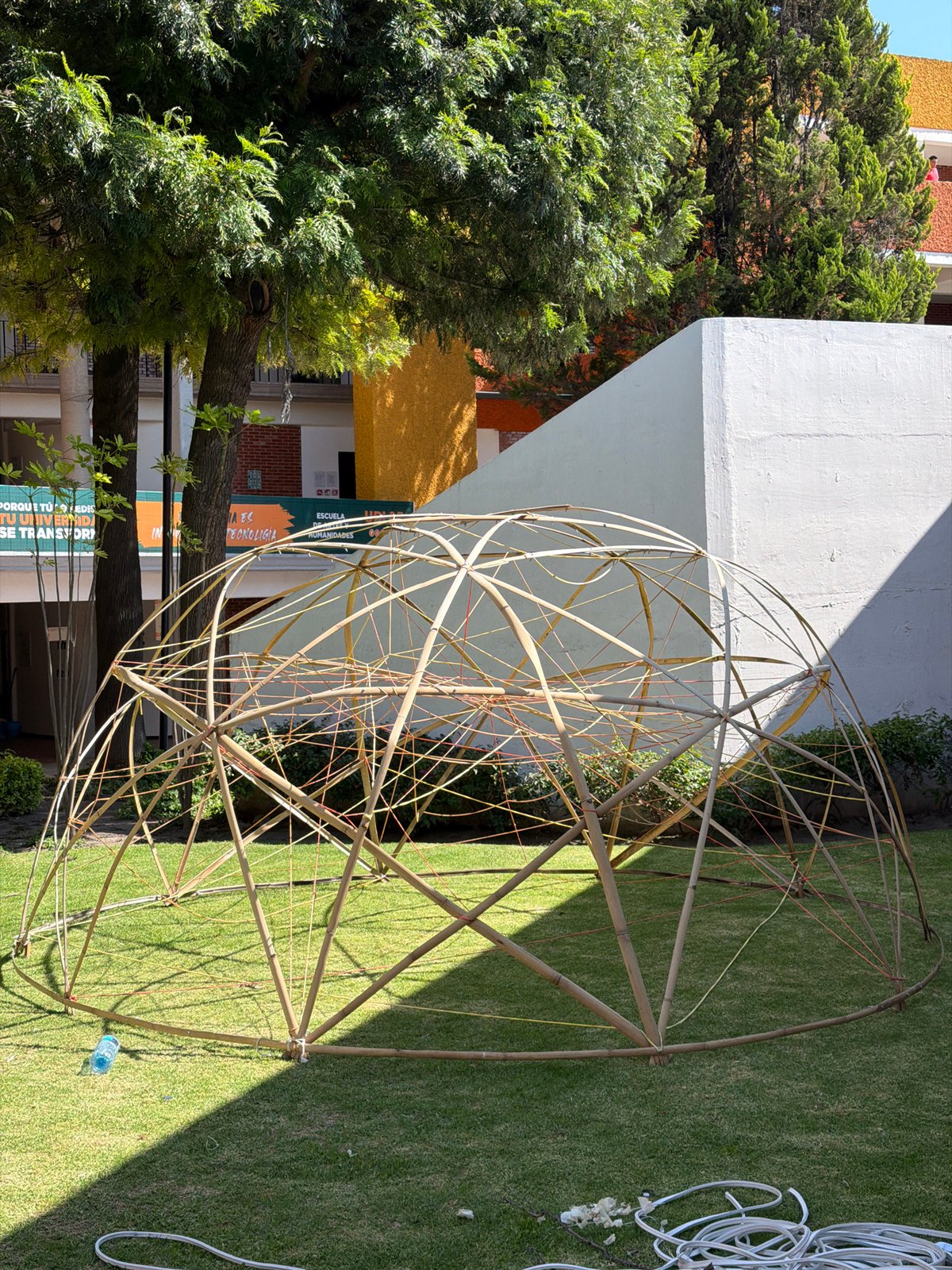 Group builds bamboo geodesic dome in San Andrés Cholula