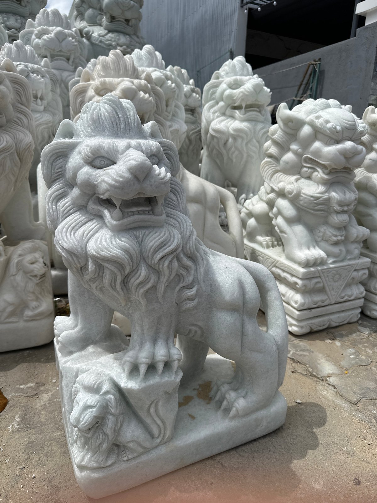 Stone sculpture workshop displays carved religious statues in Đà Nẵng