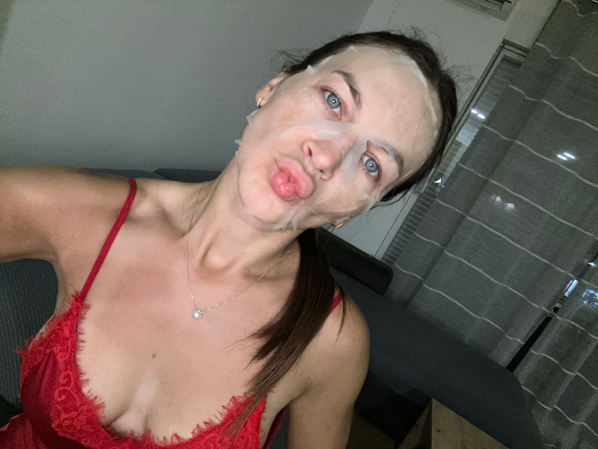 Casual home selfies during a skincare evening in Lapčići
