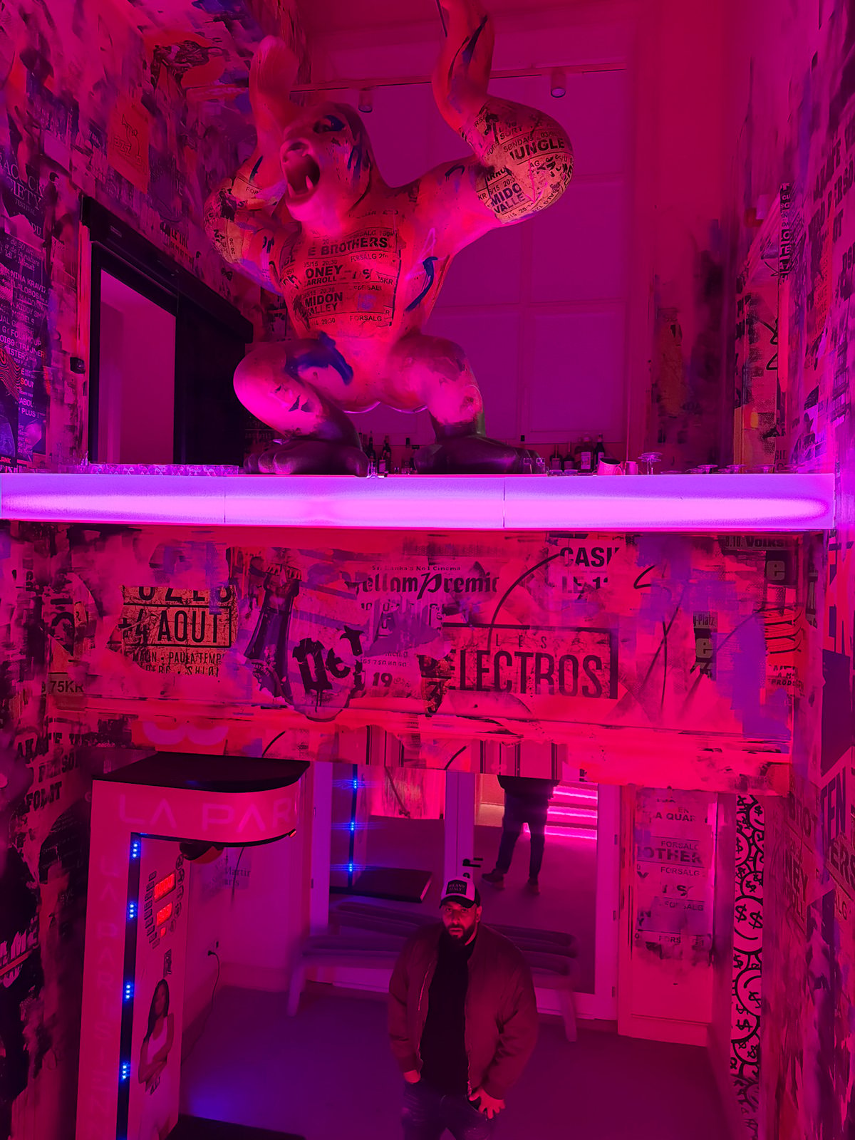 Brussels hookah lounge captured in pink neon lighting