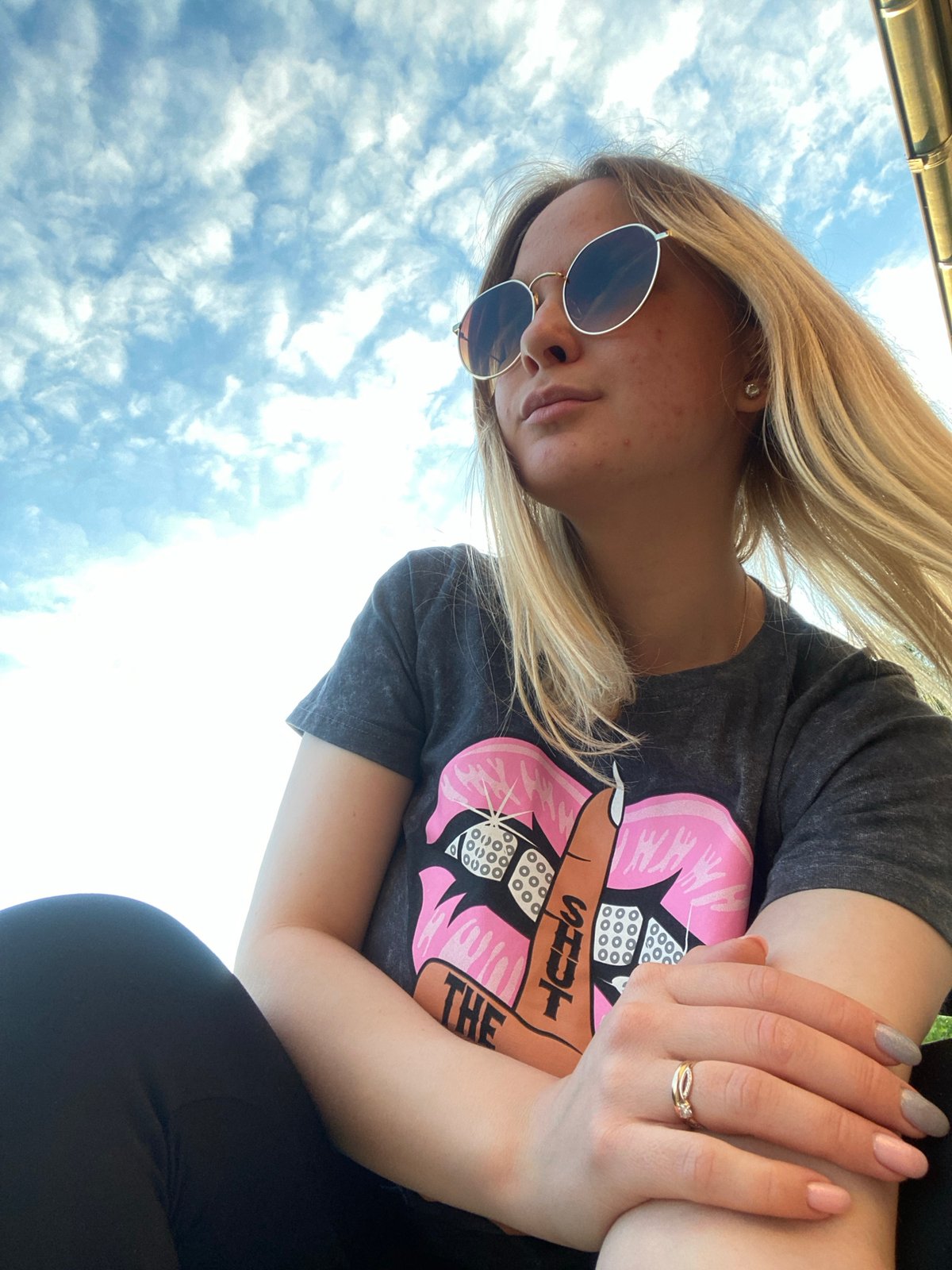 Woman documents afternoon outdoor moments through selfie photography session
