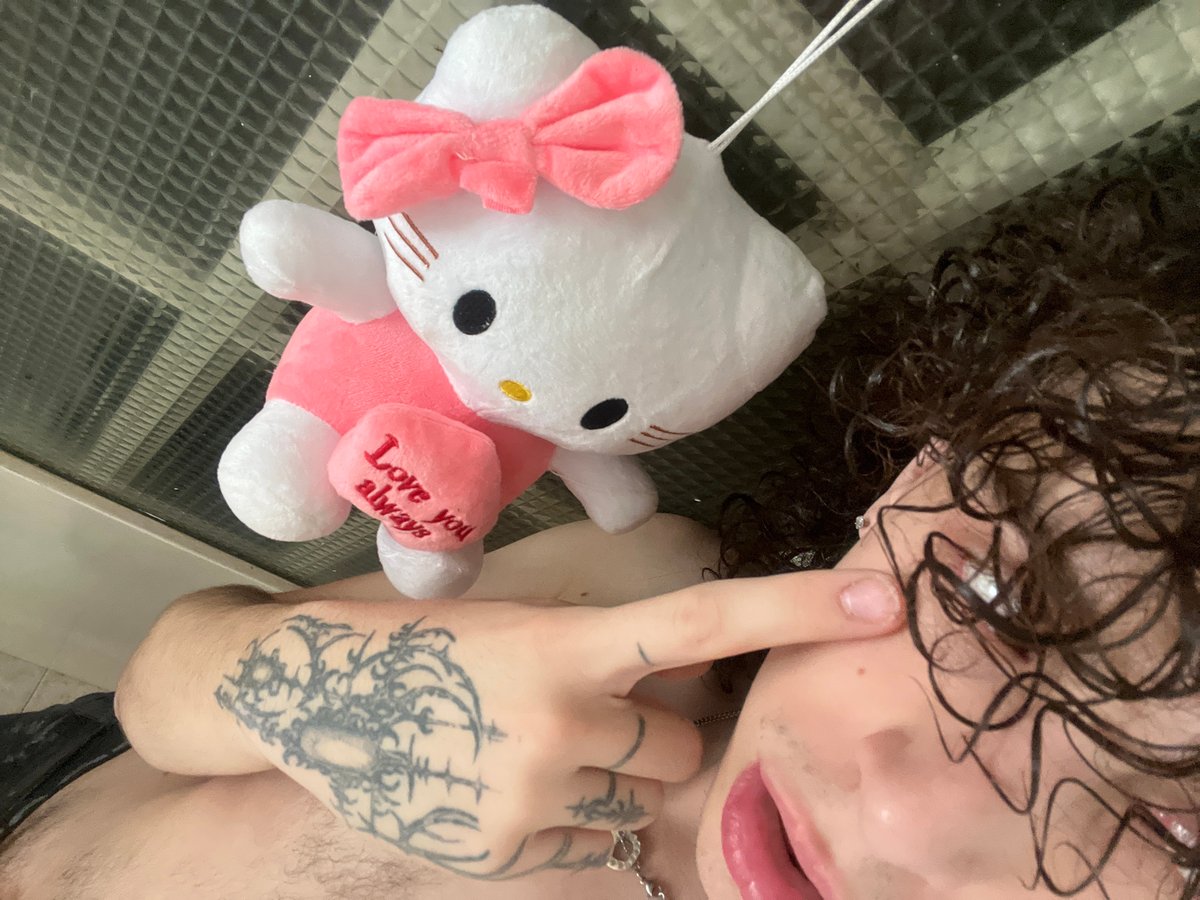 Person with Hello Kitty toy, paint-splattered clothes observed in Bahía Blanca