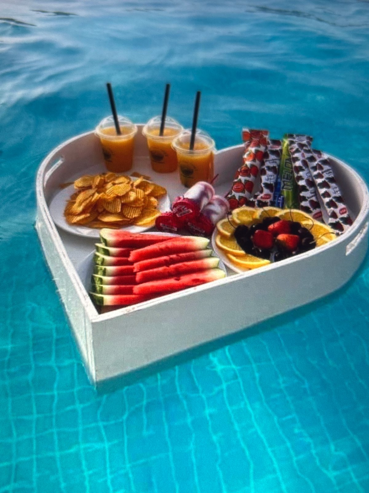 Pool snacks, summer floats, and cats in Knezha