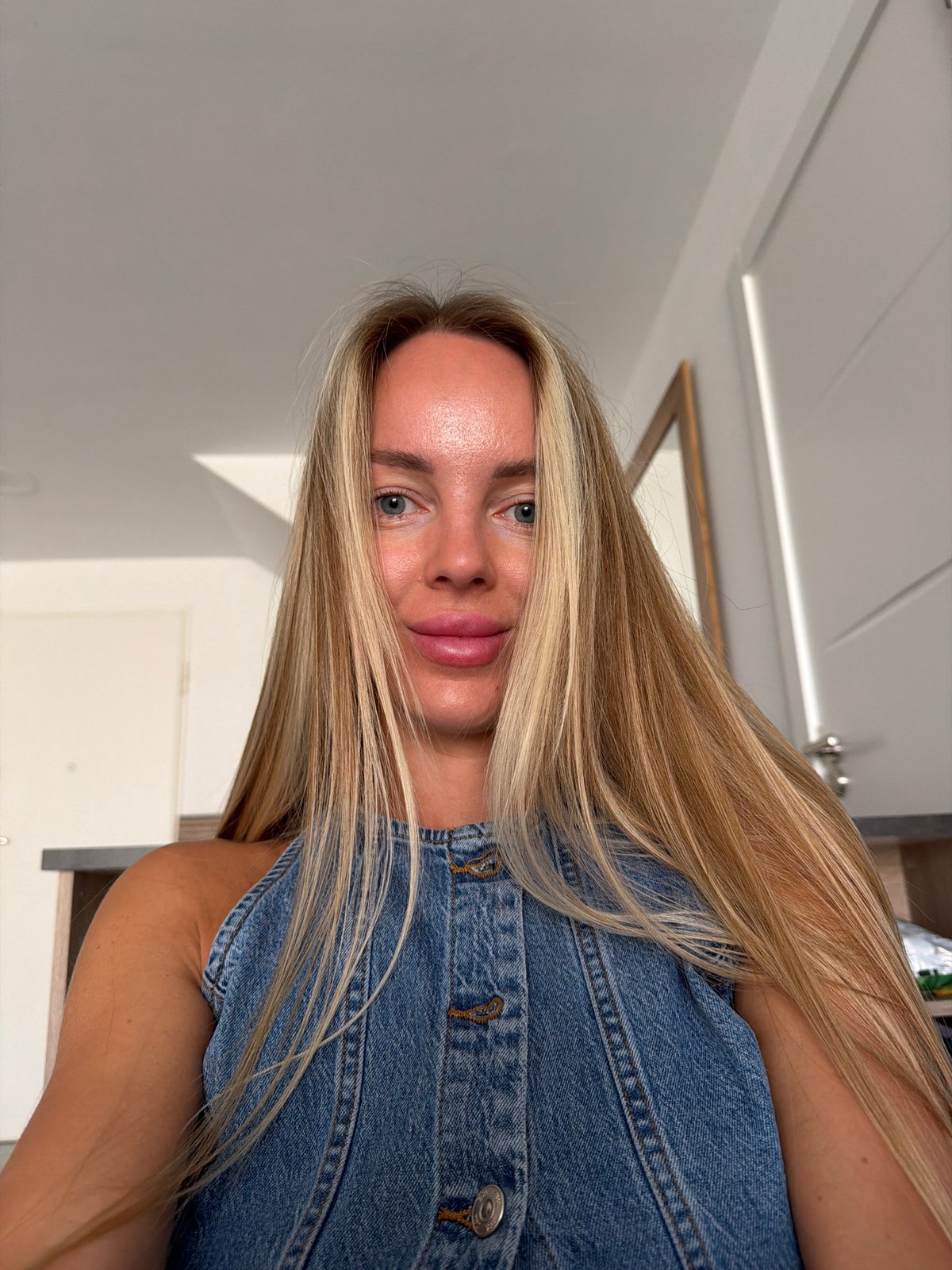 Lazy afternoon inside a Finestrat apartment, denim and sunlight