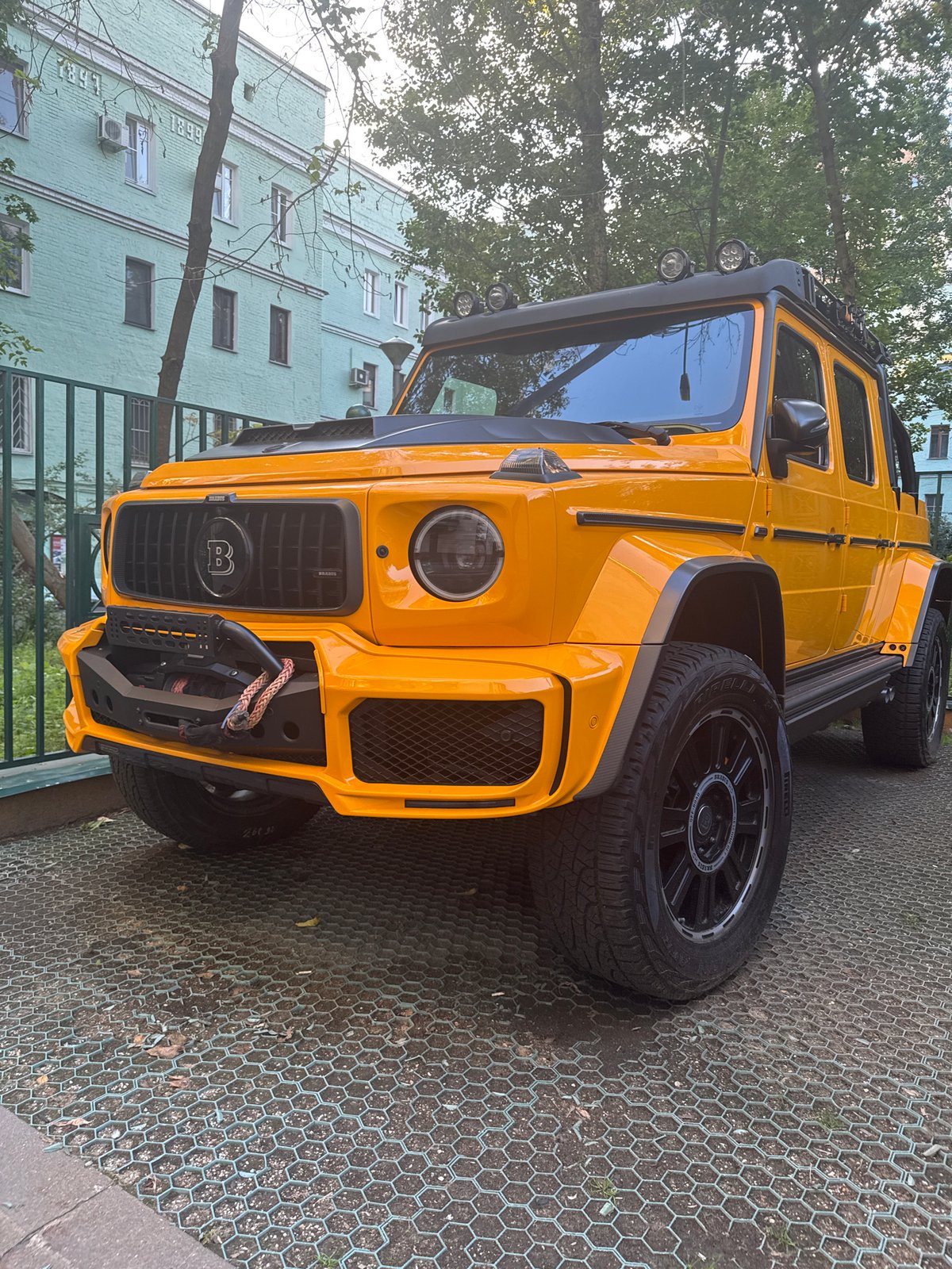 Afternoon street-level snapshots from a Moscow neighborhood block