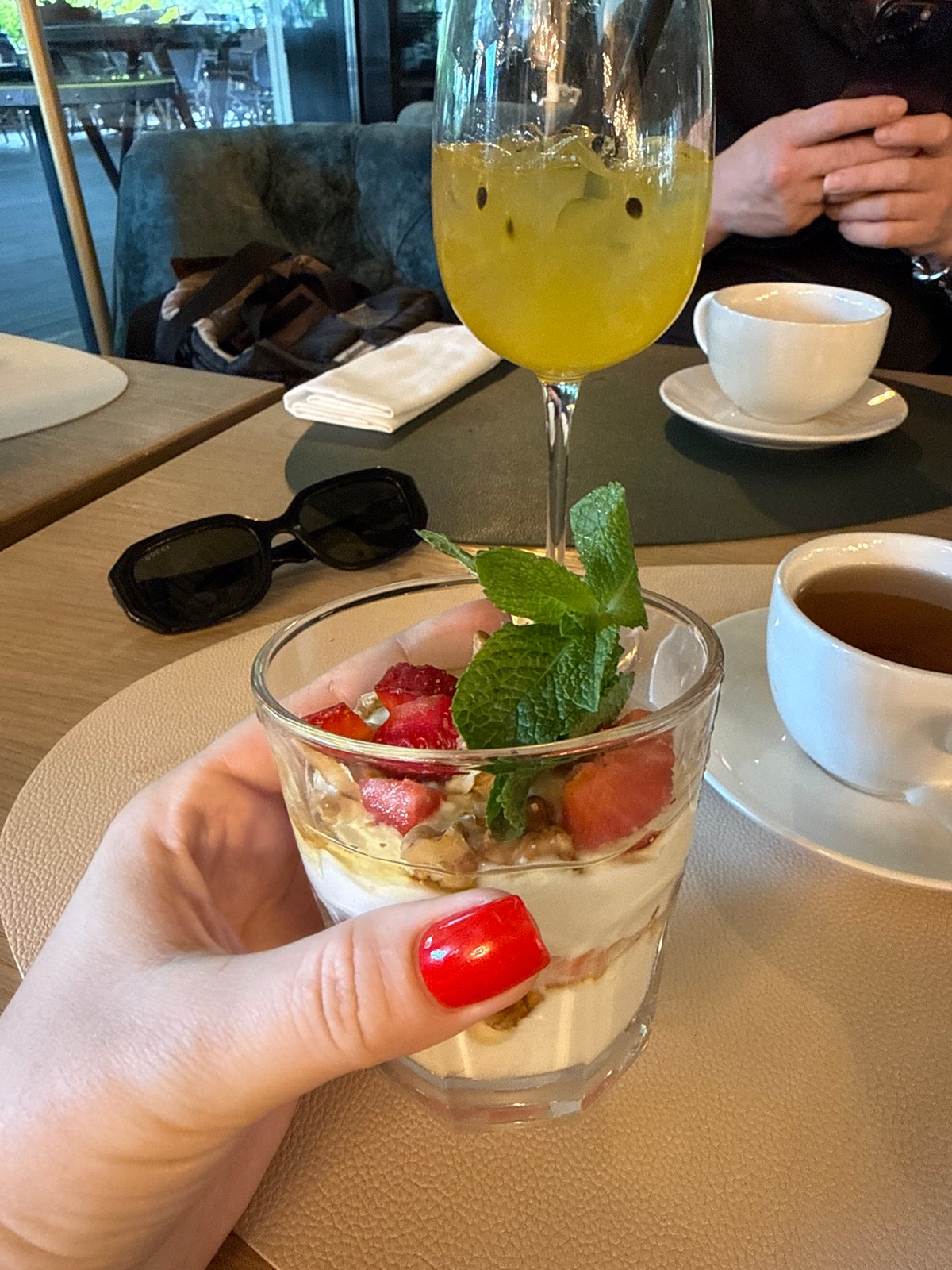 Ordinary afternoon moments captured across Moscow restaurants and streets