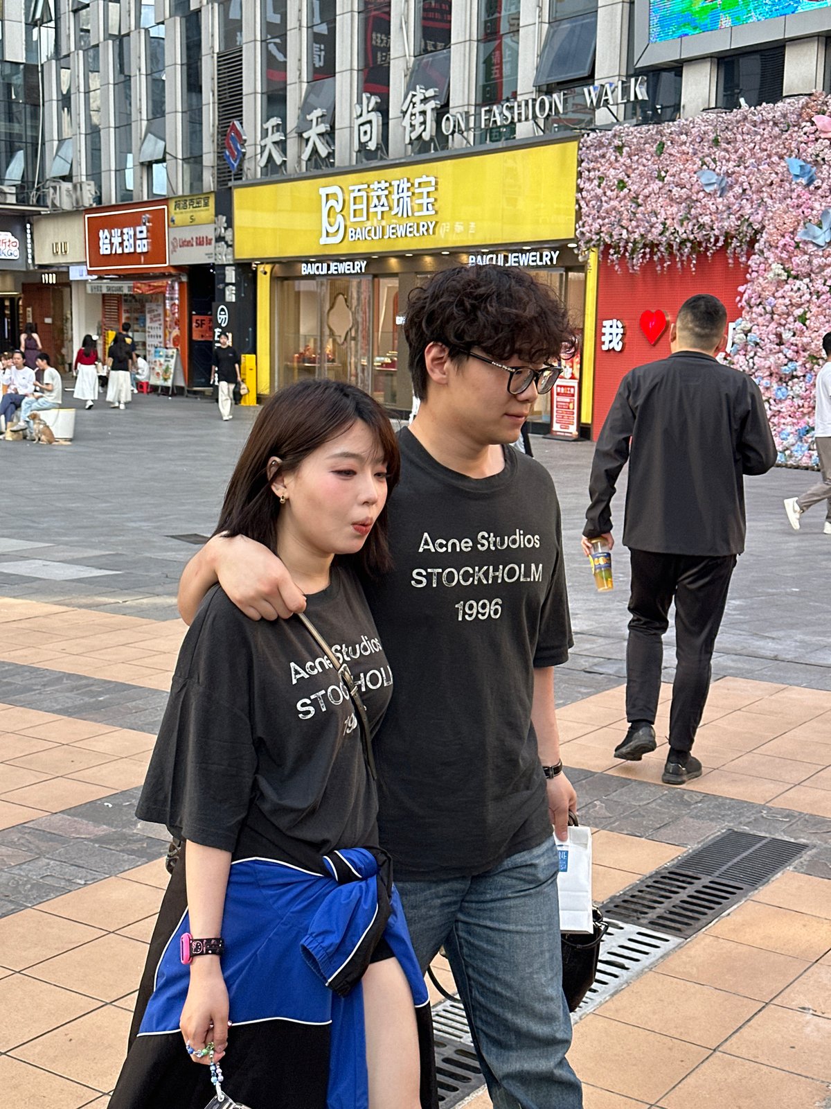 Street scenes capture young people in Liangjiang commercial district