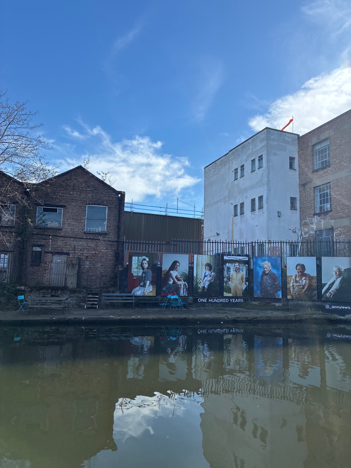London canal activity documented during afternoon hour