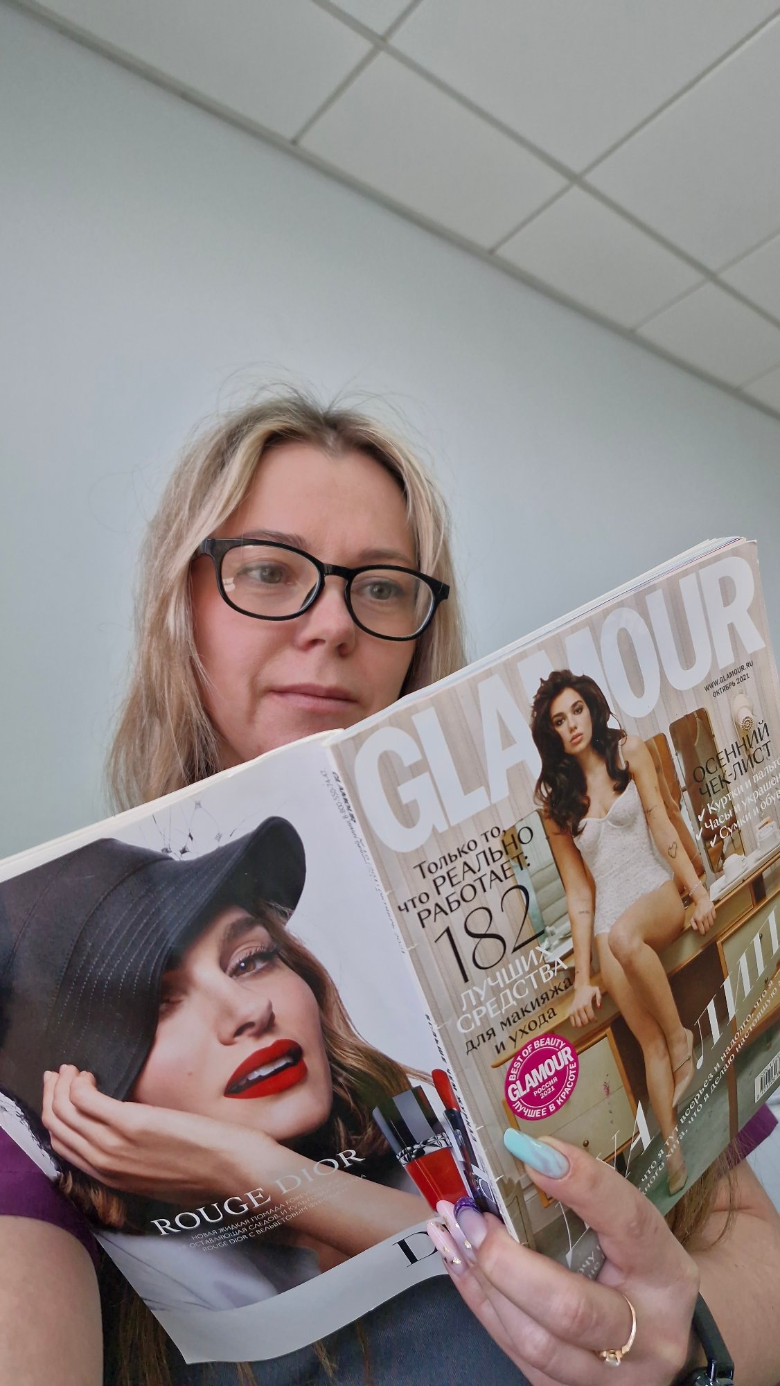 Woman takes salon selfies with Glamour magazines in Otchor