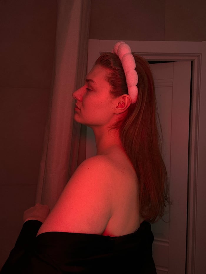 Woman's evening routine documented in Kazan residence