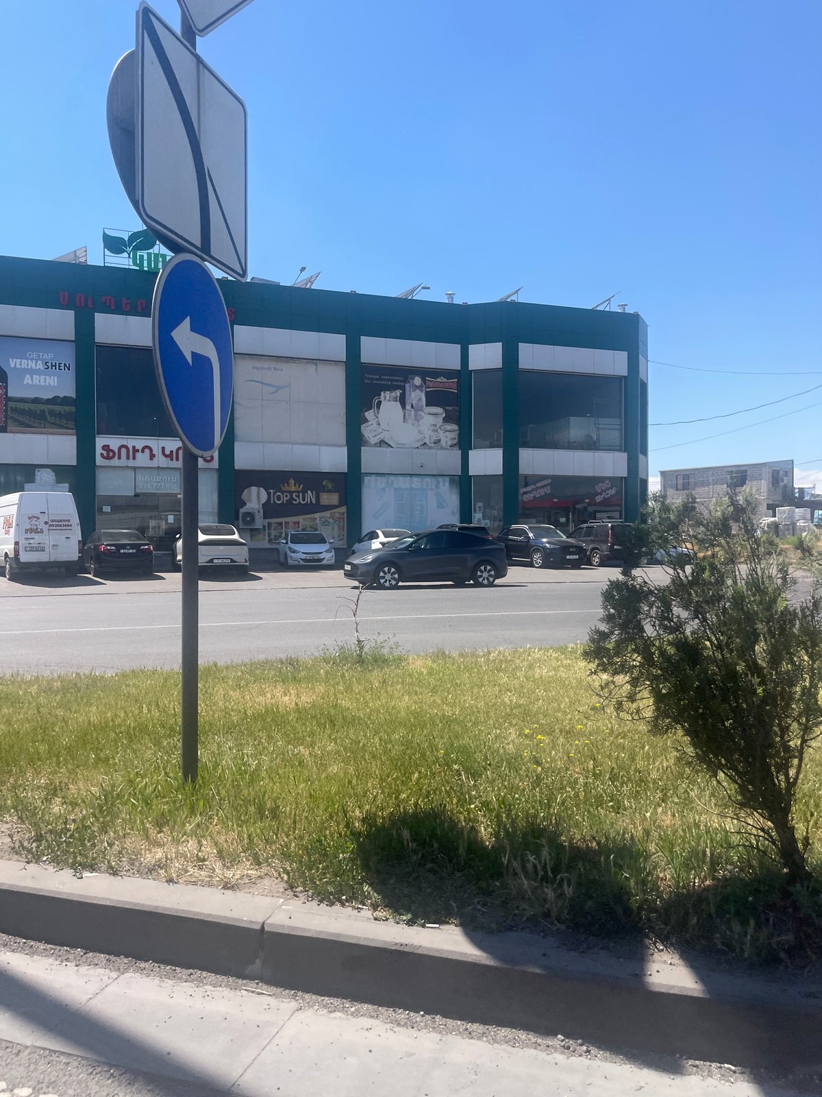 Sunny morning captures everyday life across Yerevan streets