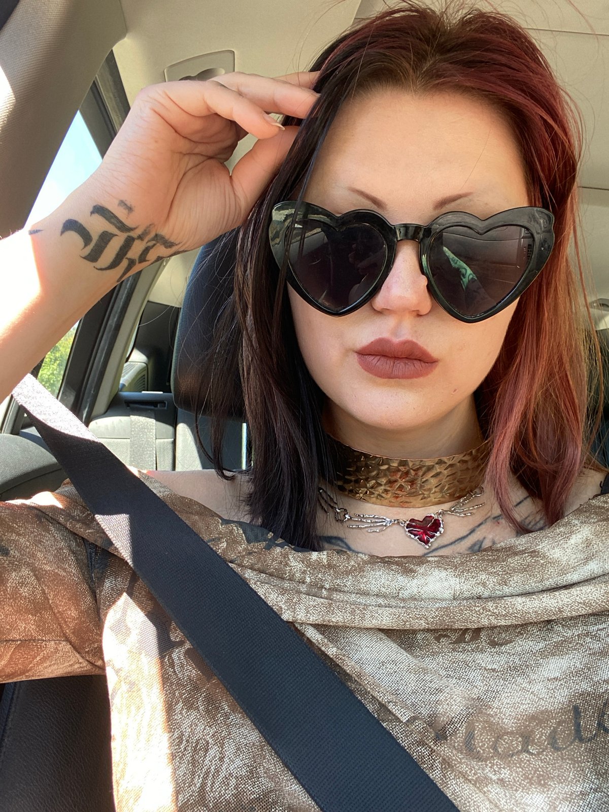 Woman in heart sunglasses, gold choker spotted in Montenegro car