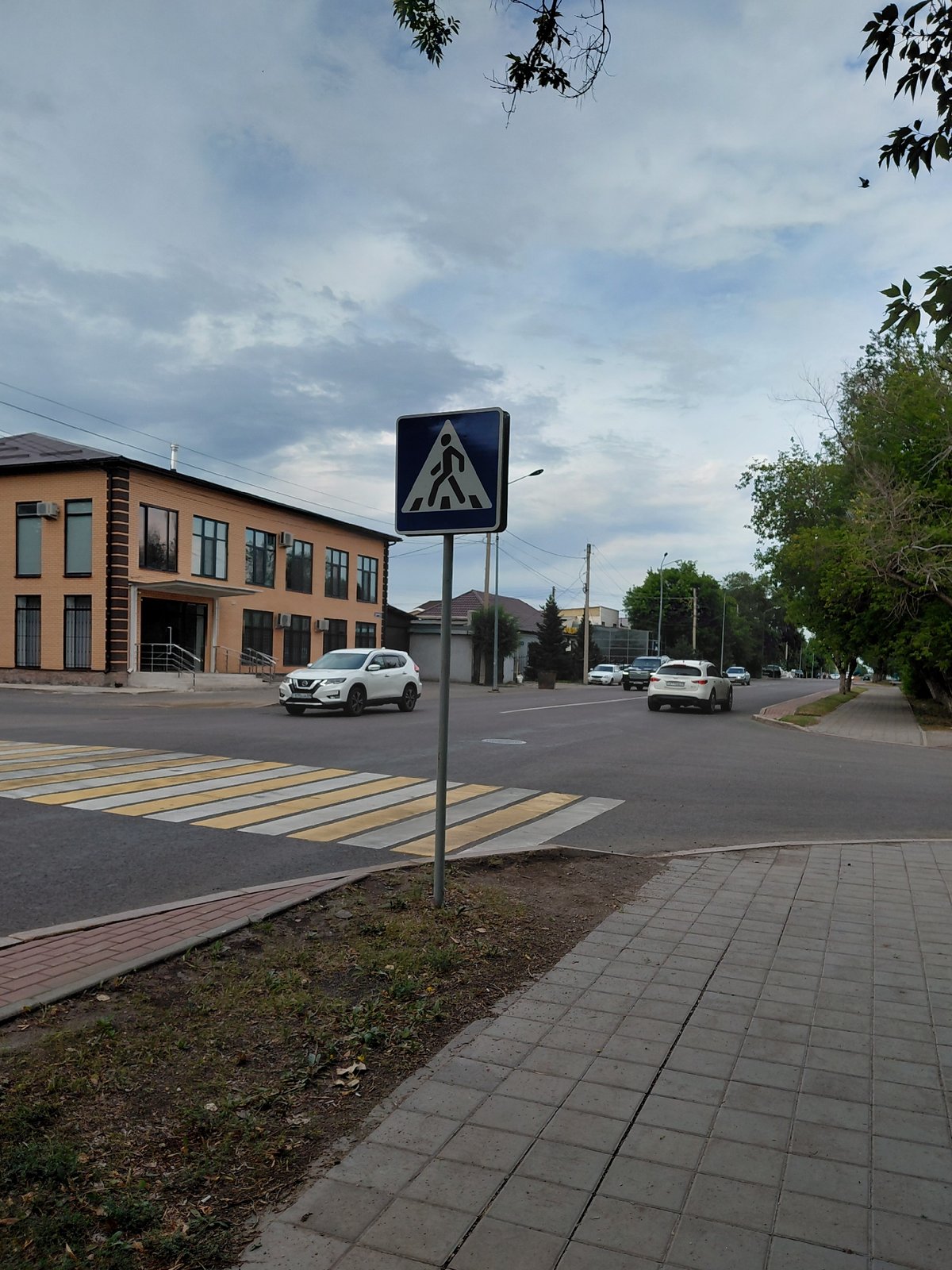 Street scenes around central Karaganda on a July morning