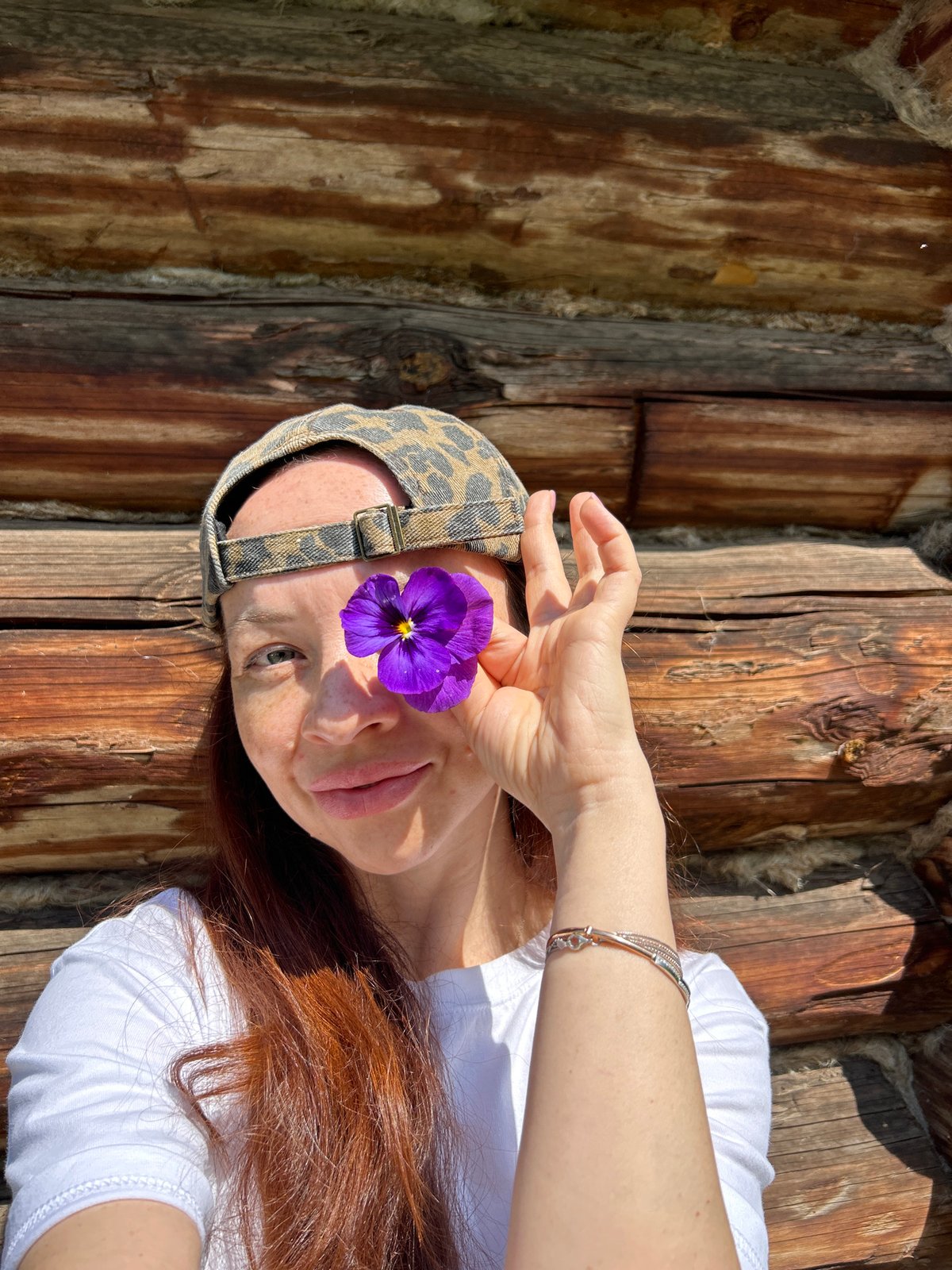 Woman documents flower-filled morning photo session in Chaikovsky, Russia