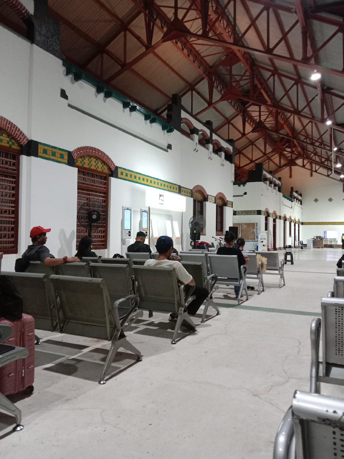 Routine transit scenes documented at Semarang Tawang Station
