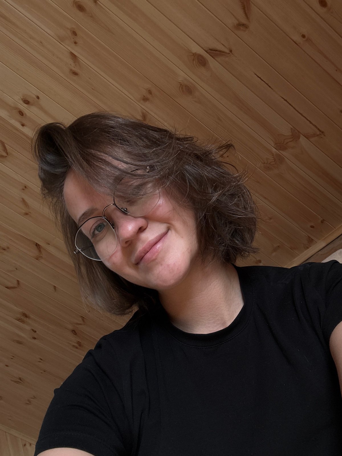 Woman documents daily life with selfies, garden photos in Lenino
