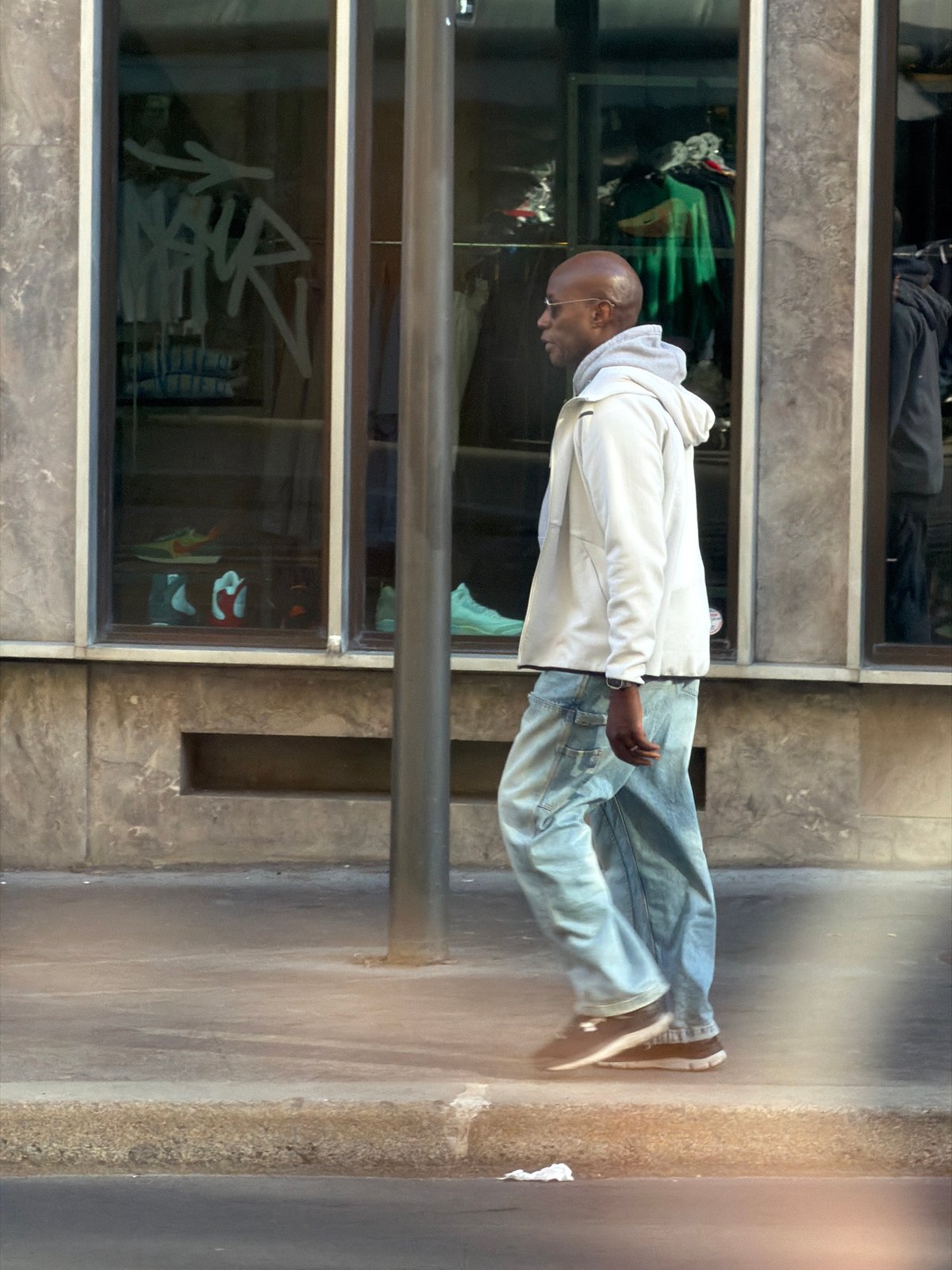 Ordinary afternoon street life documented across Paris