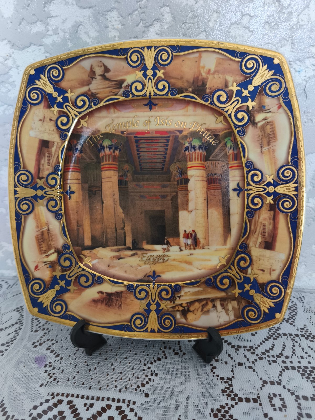 Paintings, decorative plates, and houseplants in Ceadîr-Lunga