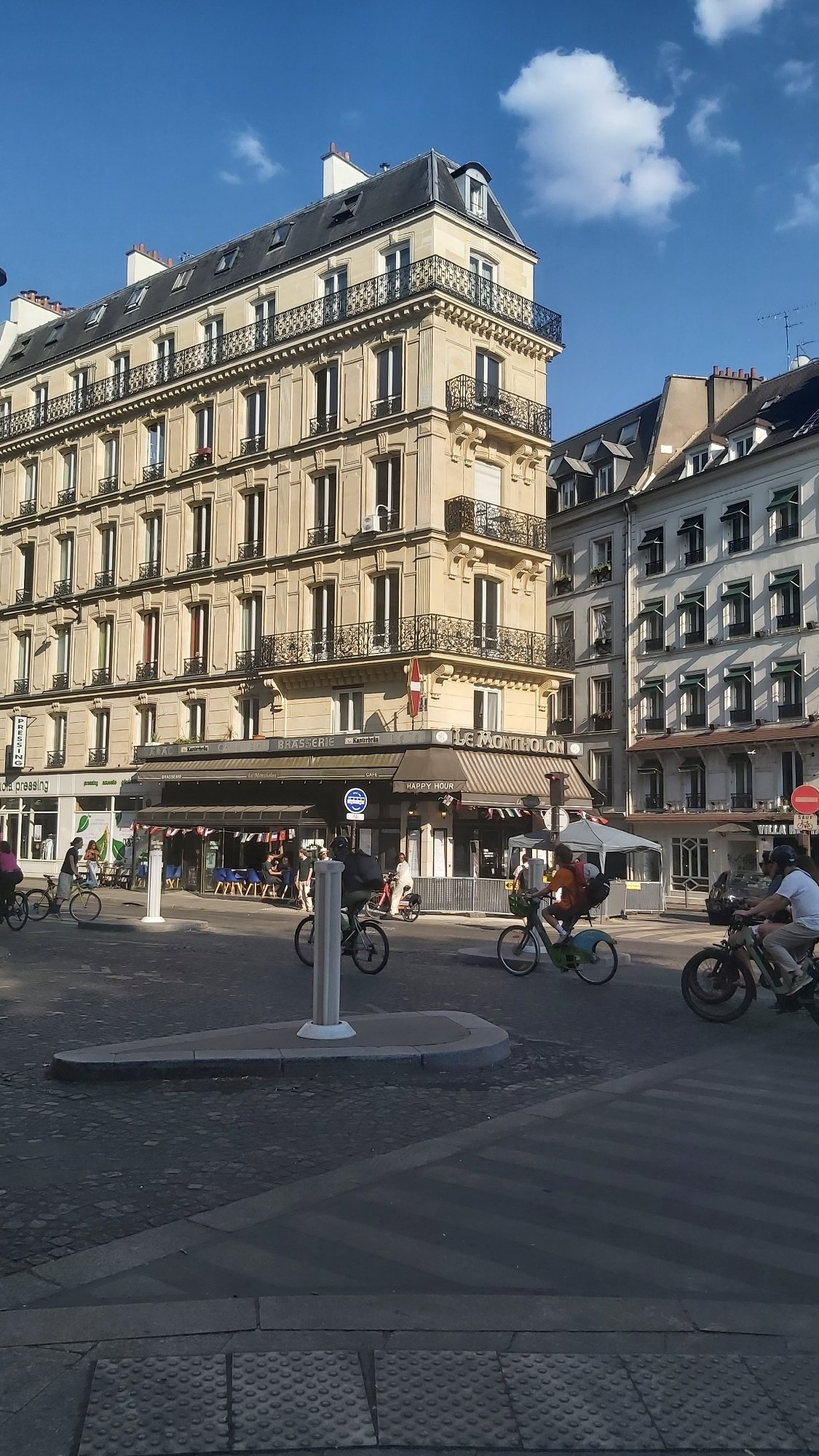 A sunny Paris afternoon: streets, shops, parks, and everyday life