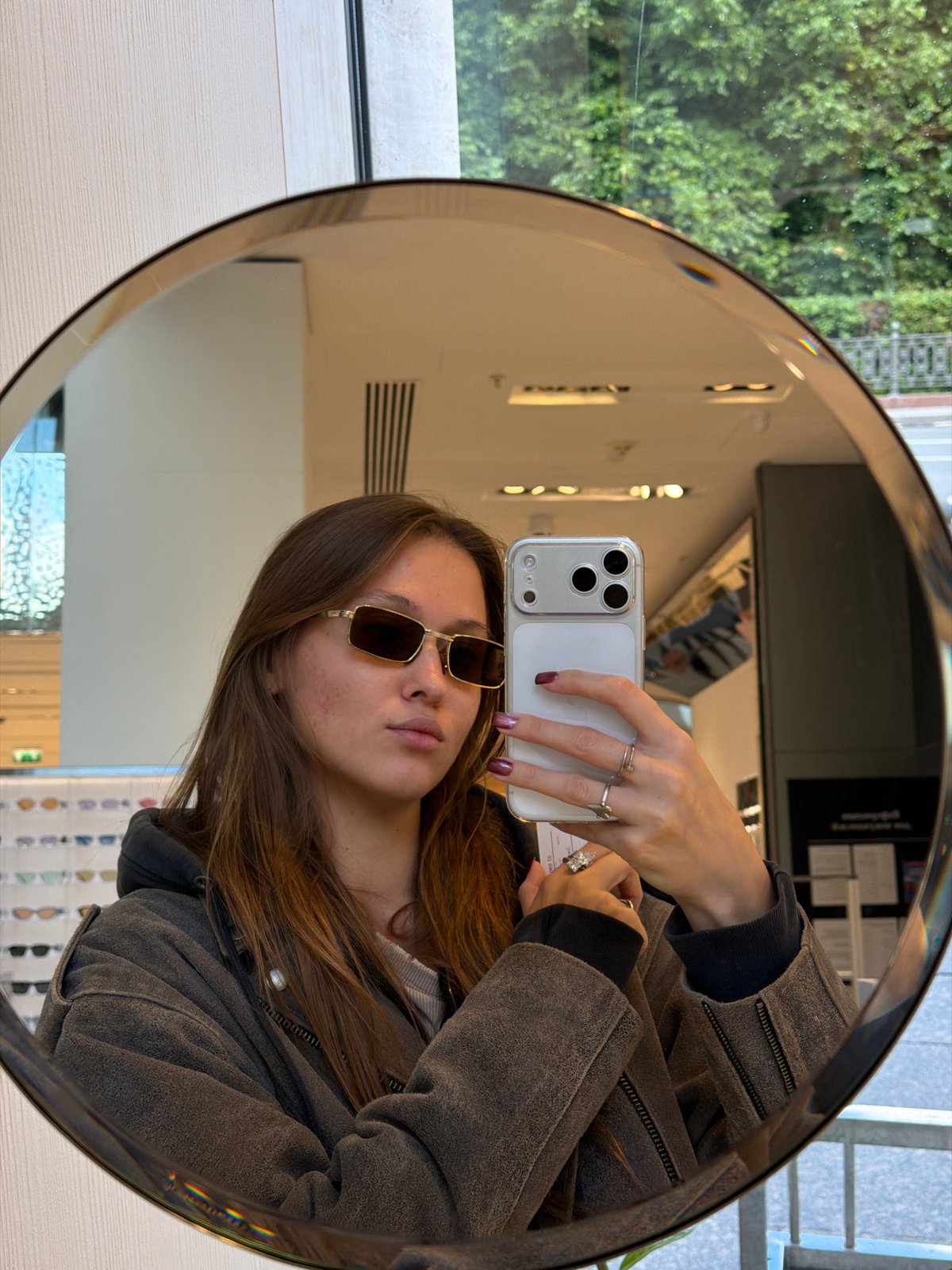 Woman takes multiple mirror selfies during Moscow shopping trip