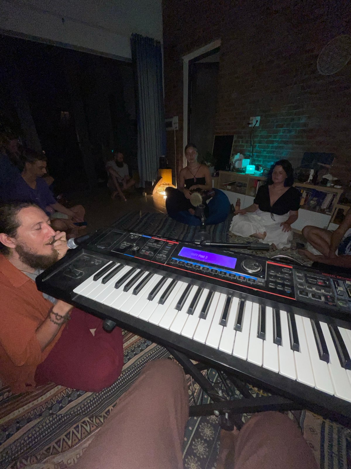 Live keyboard session and street scenes around Đà Nẵng